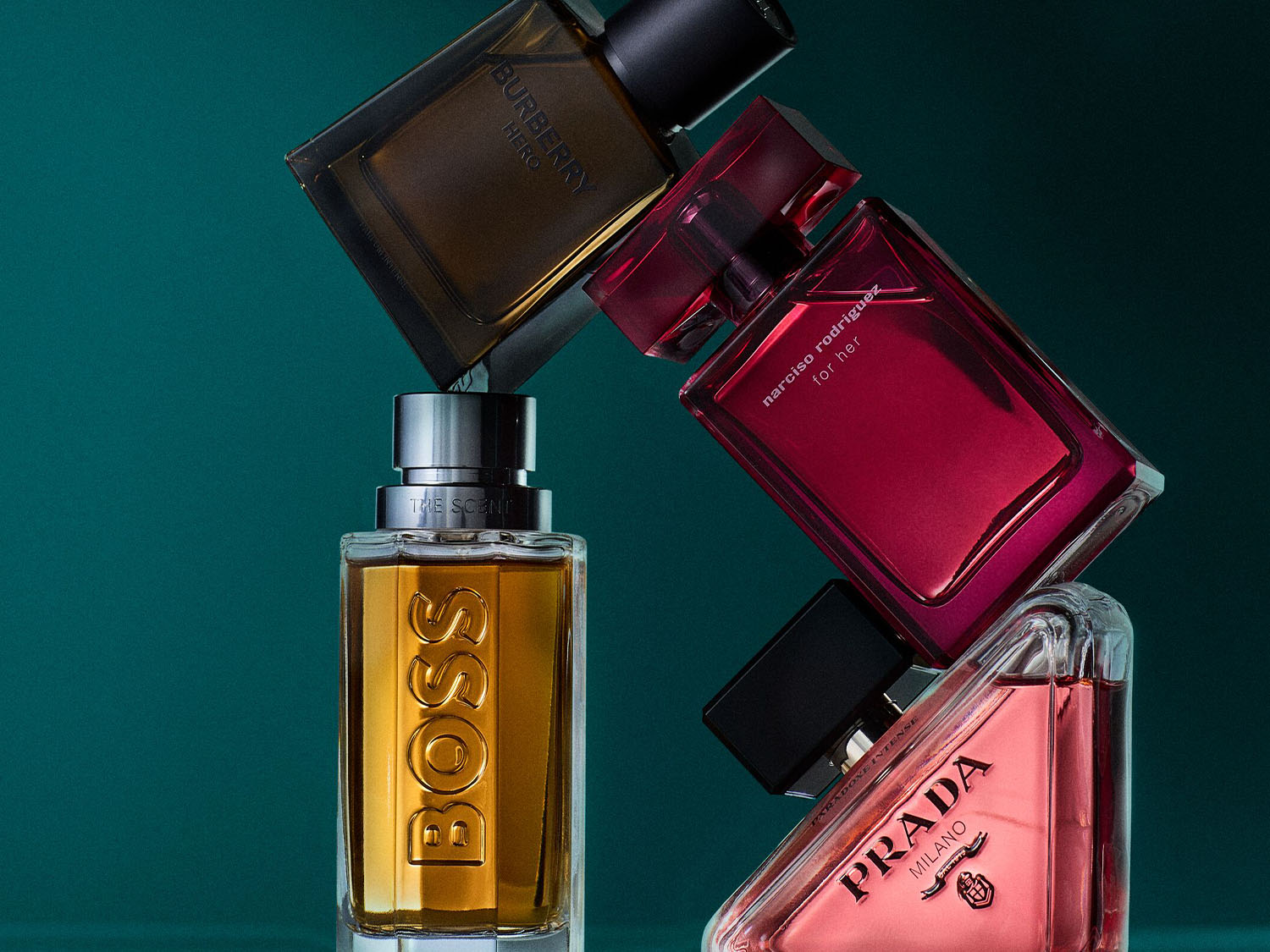 Verschiedene Parfümflakons von BOSS, Burberry, Prada und Narciso Rodriguez in Gold-, Braun-, Rosa- und Rottönen.