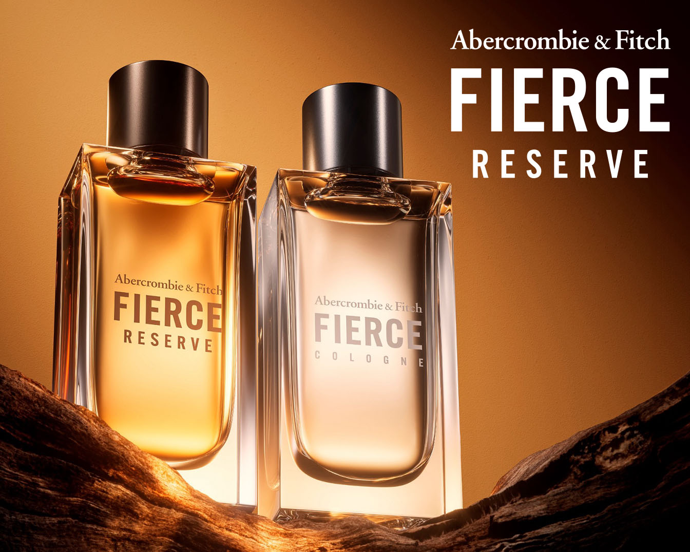 Twee vierkante flessen Abercrombie & Fitch Fierce Reserve en Fierce Cologne staan op een stuk hout, met een bruine achtergrond.