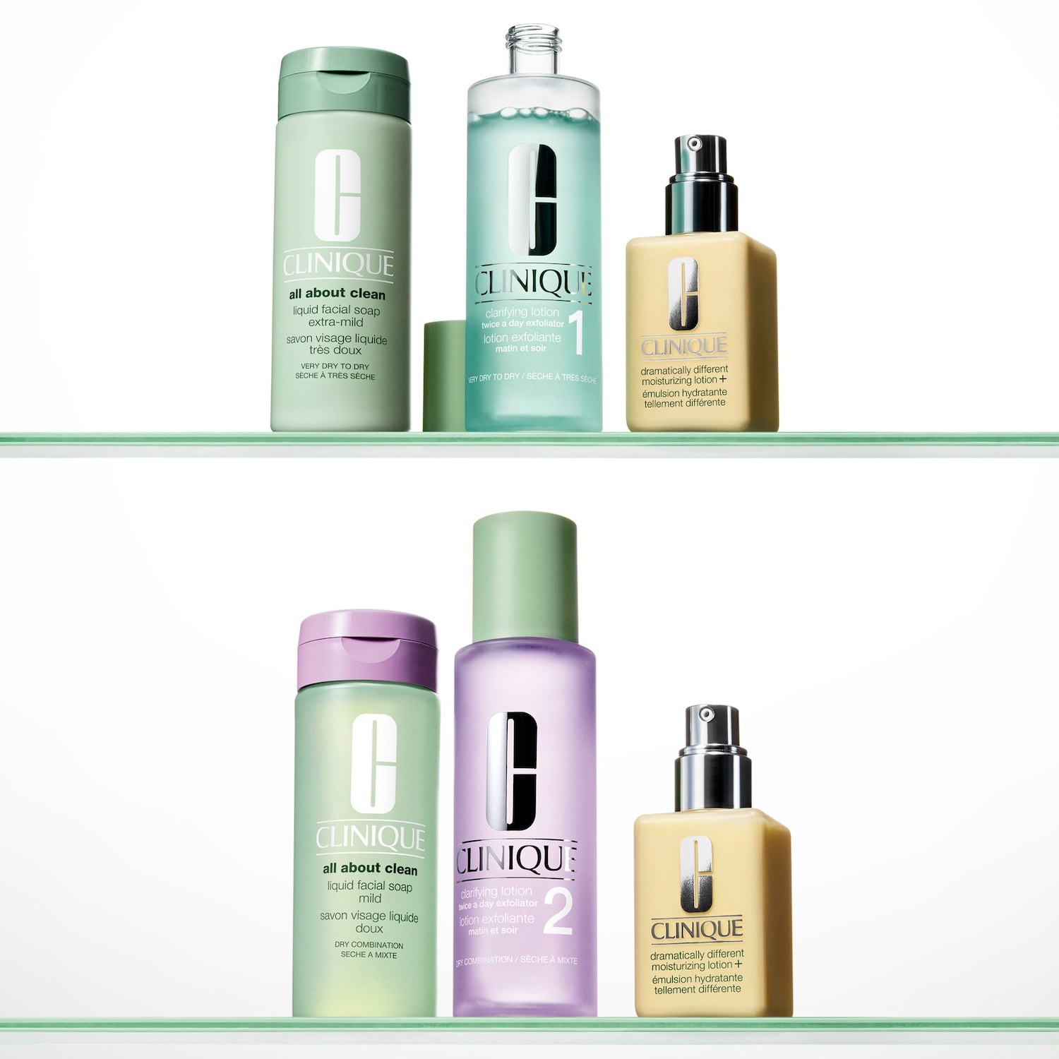 Eine Auswahl an Clinique-Hautpflegeprodukten, darunter Gesichtsseife, klärende Lotion und feuchtigkeitsspendende Lotion, die auf zwei Regalen präsentiert werden.