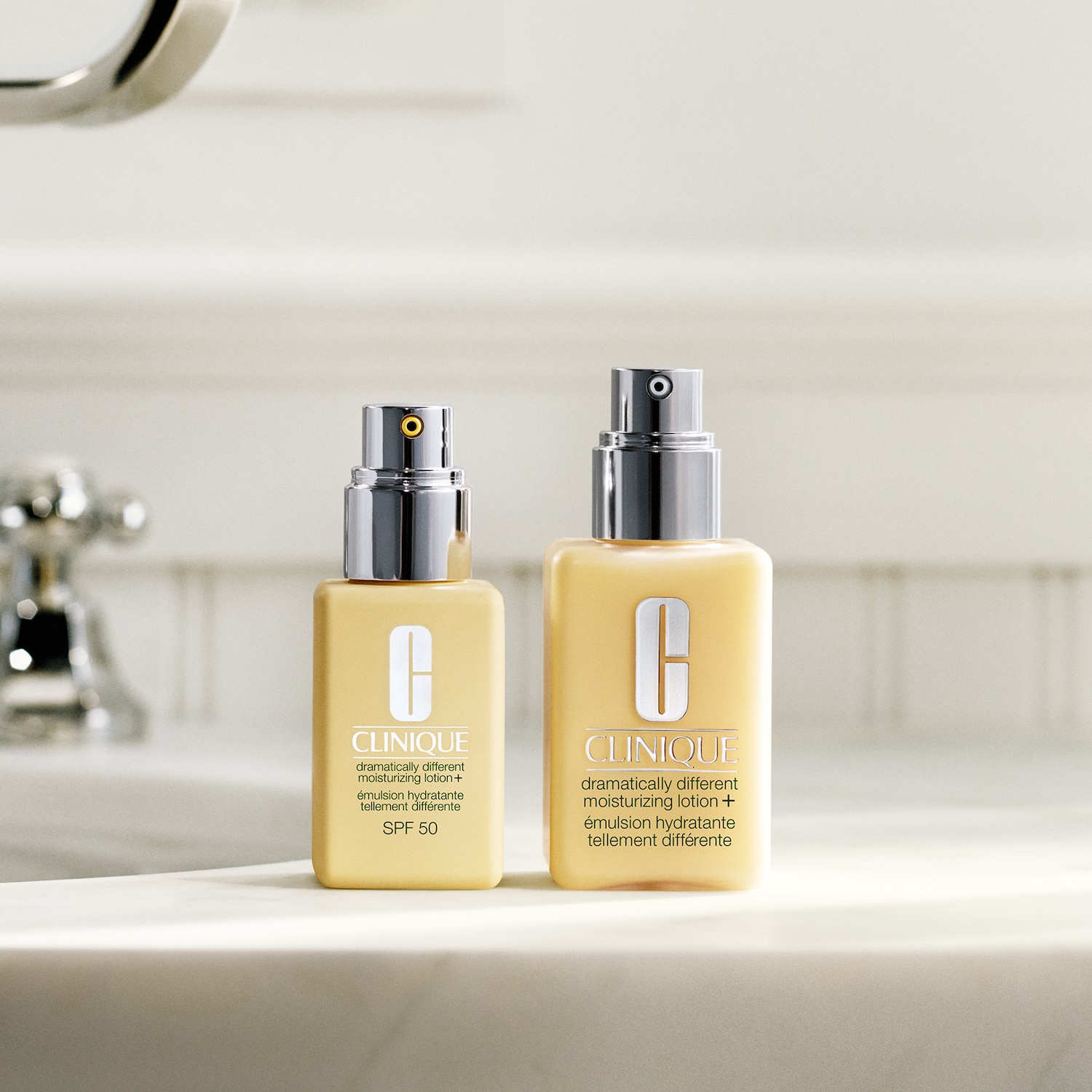 Zwei Flaschen Clinique Dramatically Different feuchtigkeitsspendende Lotion+ mit SPF 50 stehen auf einem Waschbecken.