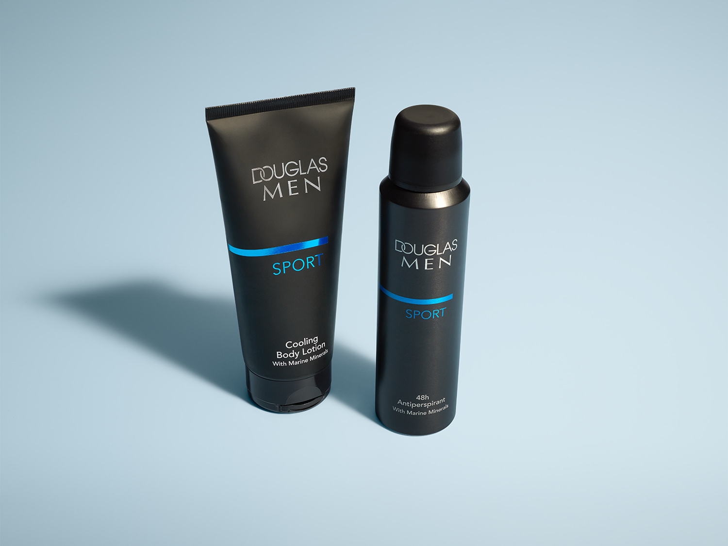 Voici le lotion corporelle rafraîchissante et l'anti-transpirant 48h Douglas Men Sport, tous deux dans un emballage noir élégant avec des accents bleus.