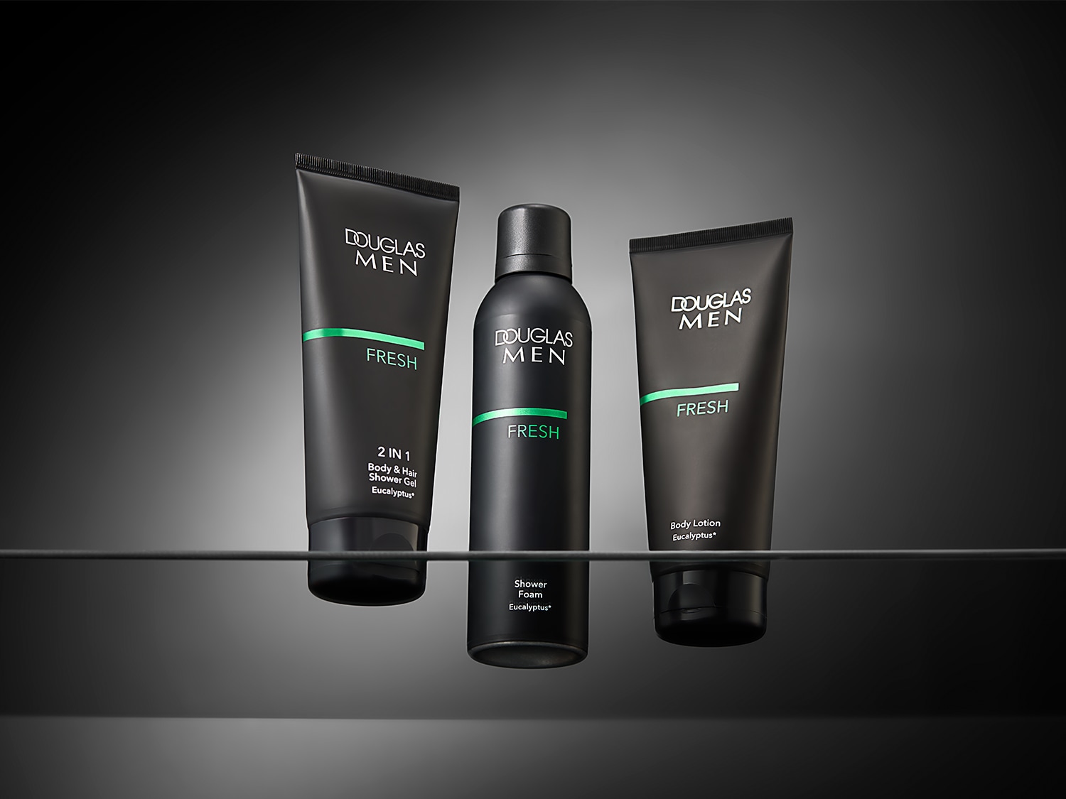 Découvrez la gamme Douglas Men Fresh : un gel douche 2 en 1 pour le corps et les cheveux, une mousse de douche et une lotion pour le corps, tous infusés d'eucalyptus pour une sensation de fraîcheur.