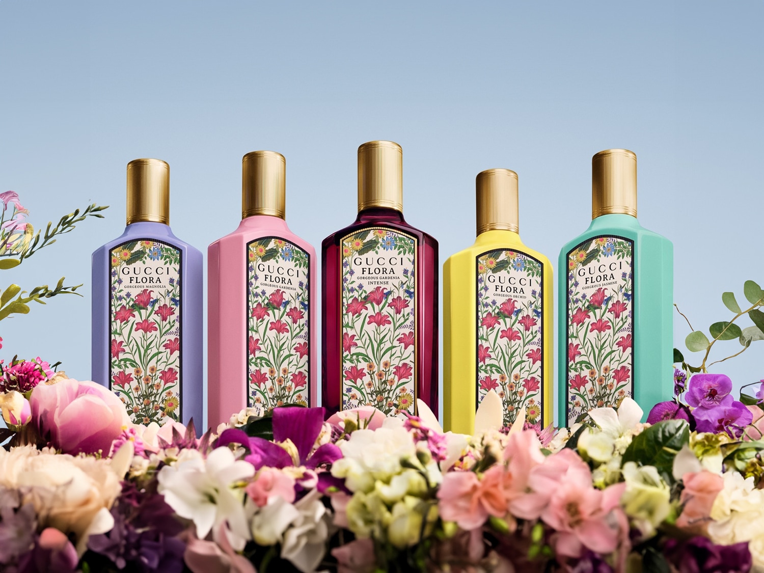 Découvrez la collection Gucci Flora : cinq parfums aux flacons colorés et aux motifs floraux, chacun capturant l'essence d'une fleur différente.