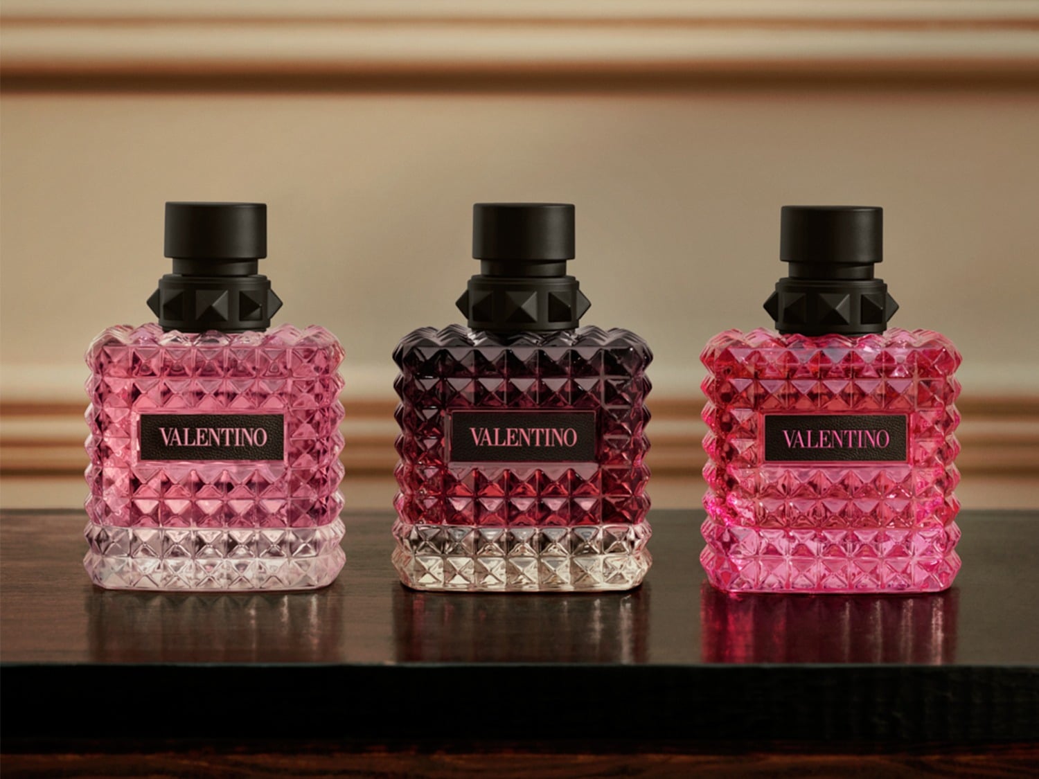 Drie Valentino geuren in roze, rood en paars, elk in een flacon met noppen en een zwarte dop, klaar om je favoriete geur te kiezen.