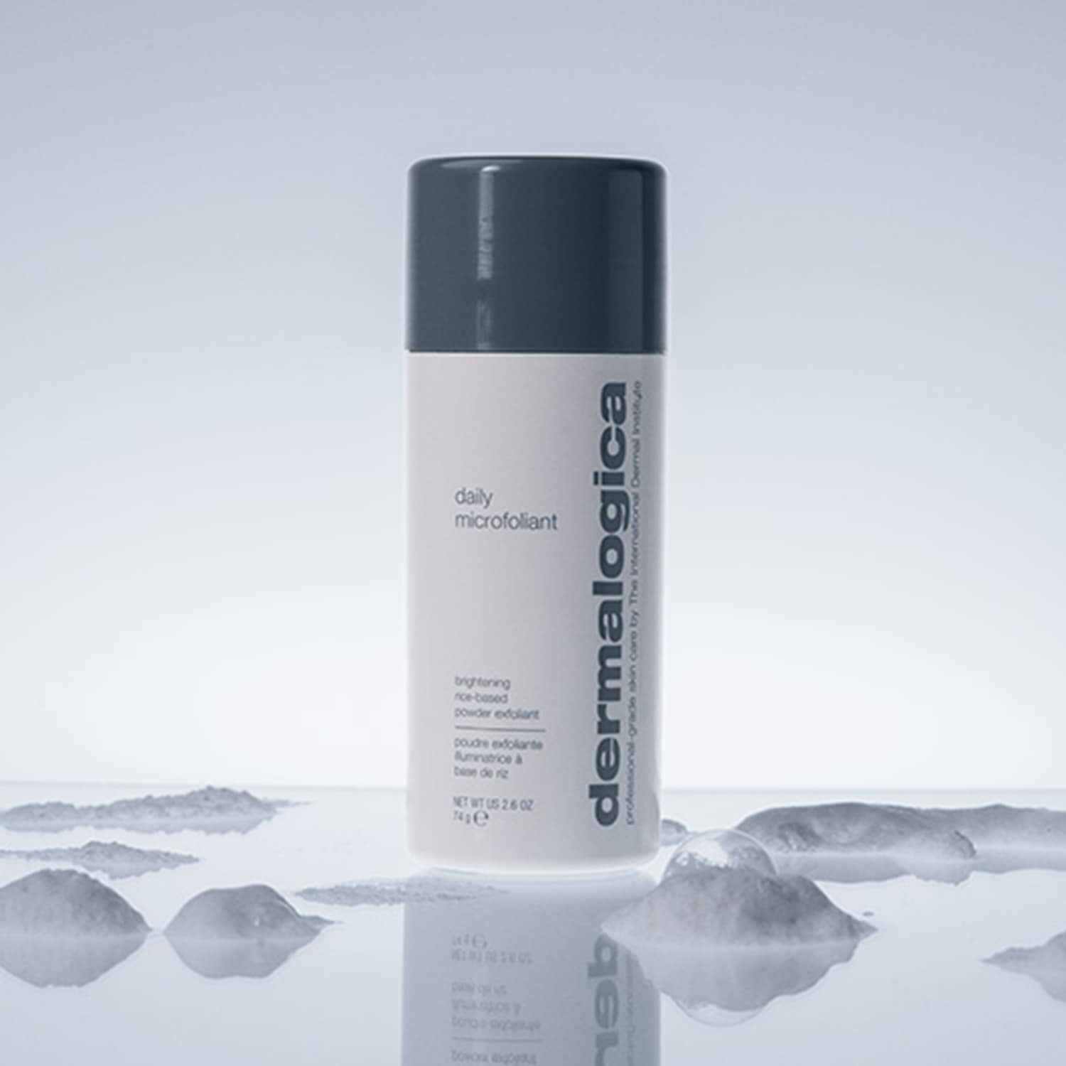 Die Dermalogica Daily Microfoliant Peeling ist ein aufhellendes Reisepulver-Peeling in einer weißgrauen Flasche mit dunklem Deckel.
