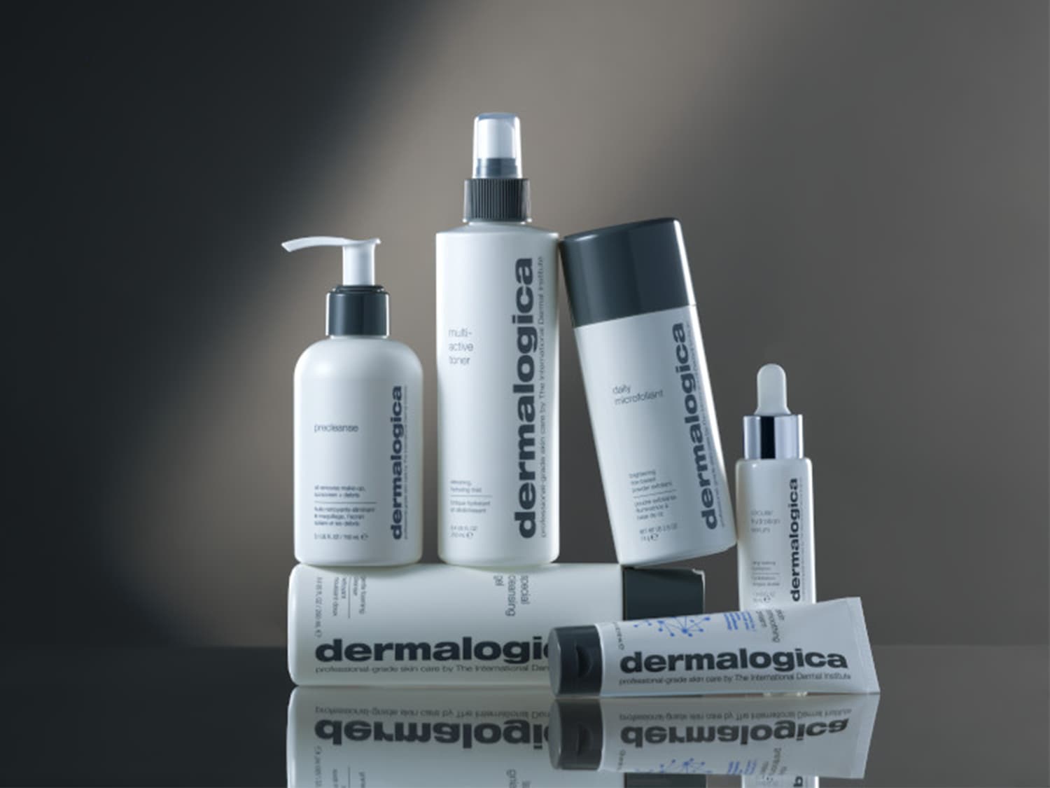 Entdecken Sie Dermalogica: Professionelle Hautpflegeprodukte in weißen Verpackungen, von Reinigung bis Feuchtigkeitspflege, für eine umfassende Schönheitsroutine.