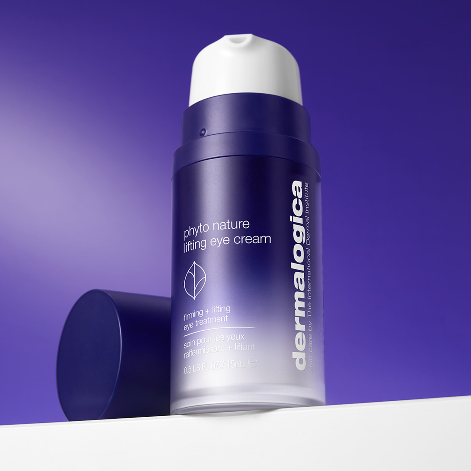 Die straffende Dermalogica Phyto Nature Lifting Augencreme in einer lila-weißen Verpackung reduziert feine Linien und Falten.