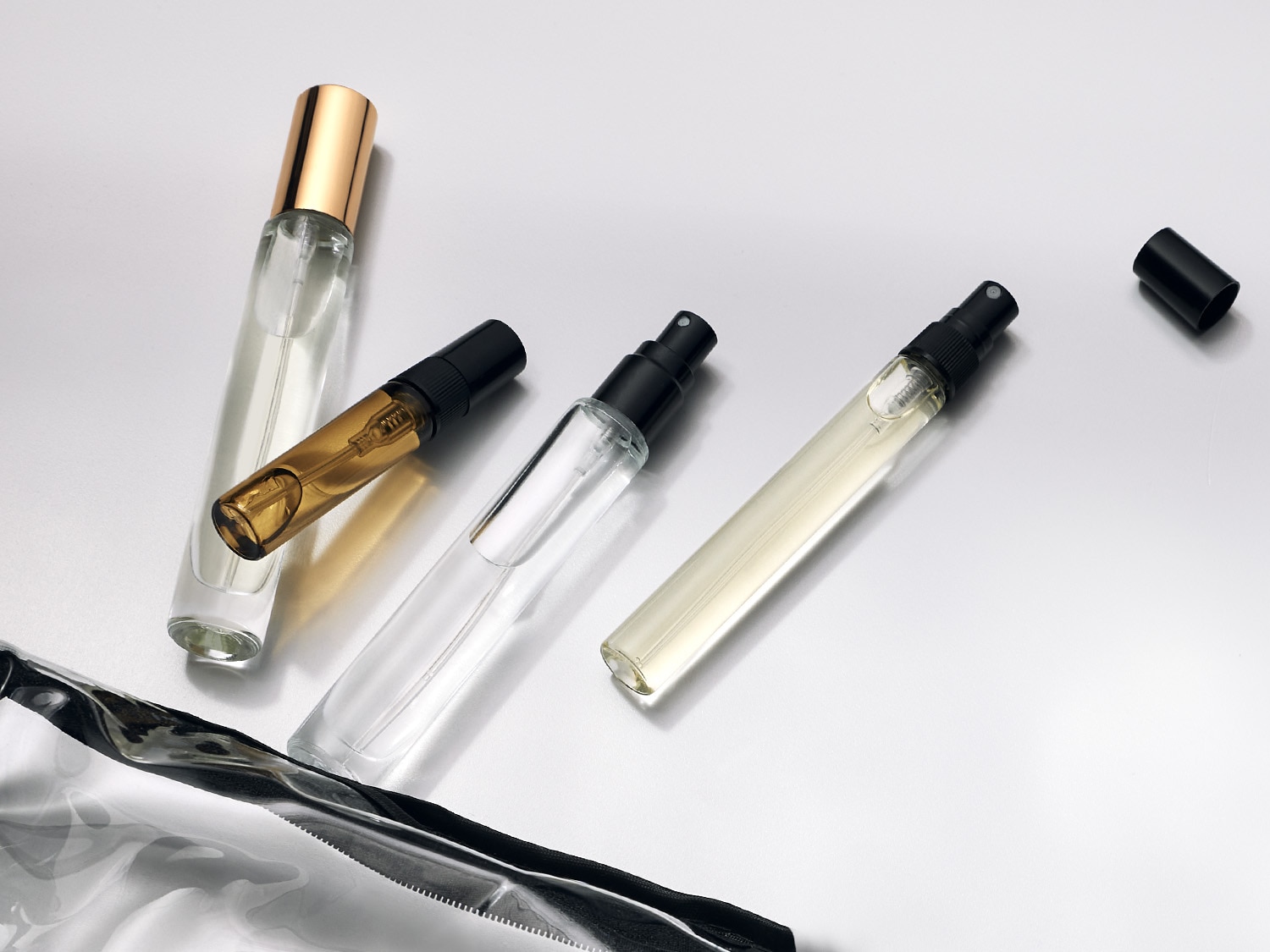 Découvrez un assortiment de vaporisateurs de parfum, chacun offrant un parfum unique, présentés dans des flacons élégants et pratiques.