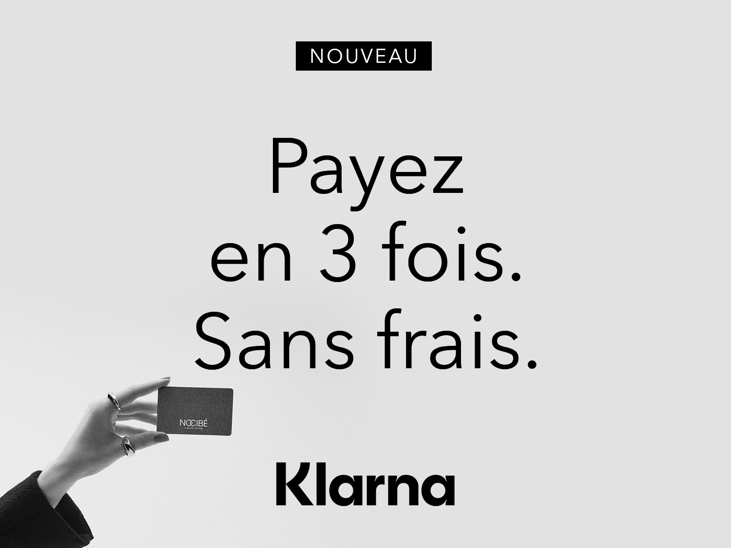 Nouveau: Payez en 3 fois sans frais avec Klarna, une main tenant une carte bancaire Nocibé.
