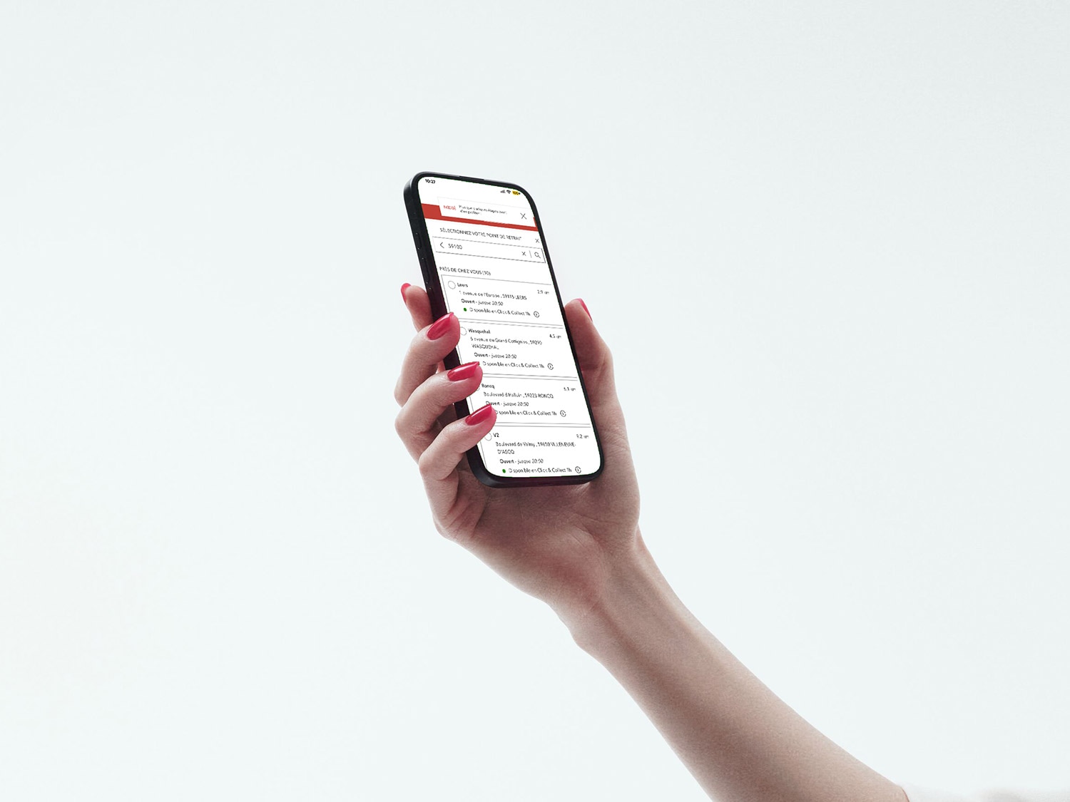 Une main tenant un smartphone affiche une liste de points de retrait disponibles, avec des options comme Leers et Roncq, mettant en avant la commodité du service.