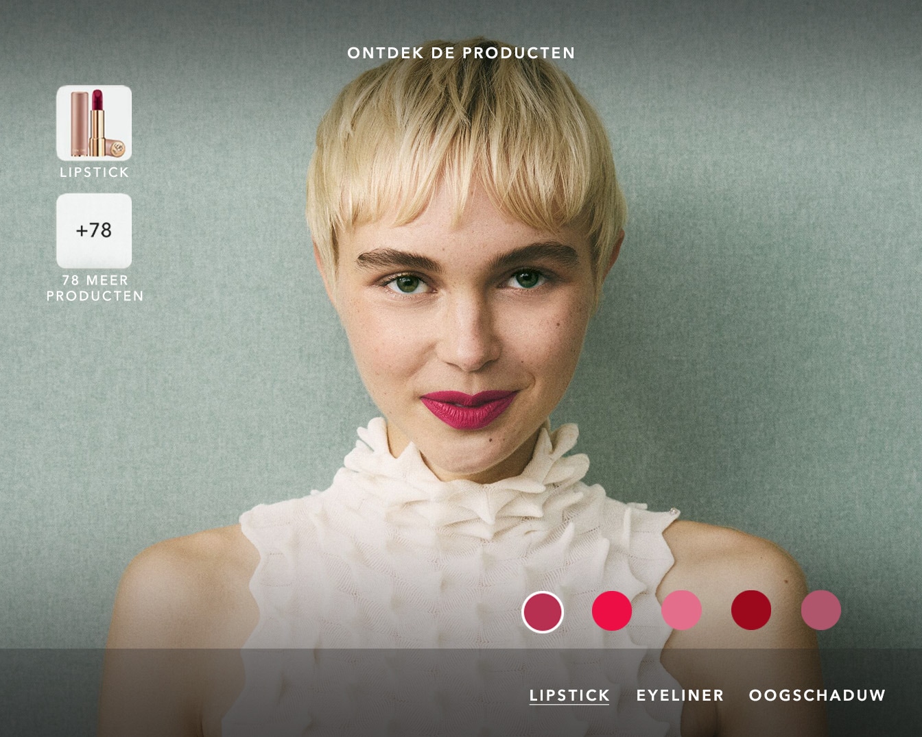 Ontdek de producten: Een vrouw met blond haar en groene ogen toont een roze lipstick, met de optie om eyeliner en oogschaduw te proberen.