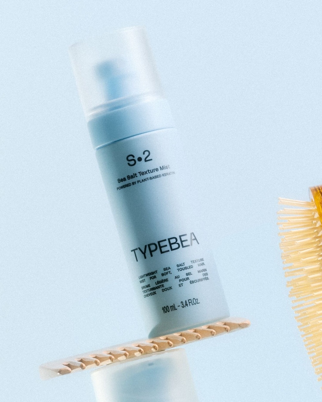 Voici le vaporisateur de texture au sel de mer S.2 de TYPEBEA, un léger voile pour des cheveux doux et ébouriffés, enrichi en kératine végétale.