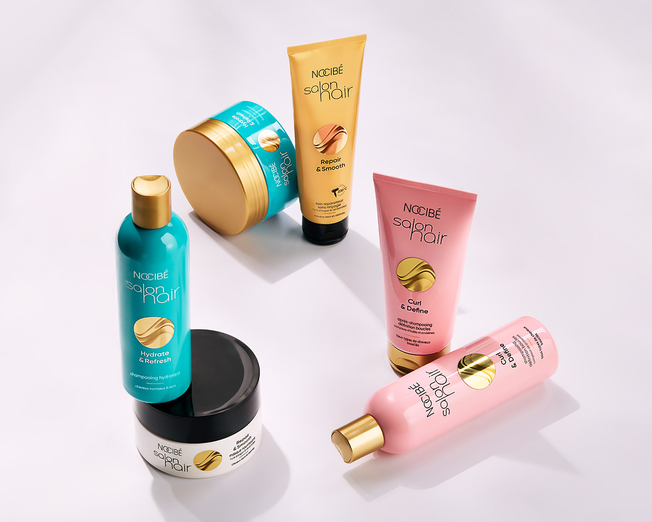 Découvrez la gamme de soins capillaires Nocibé Salon Hair, comprenant des produits hydratants, réparateurs et définisseurs de boucles, présentés dans des emballages colorés.