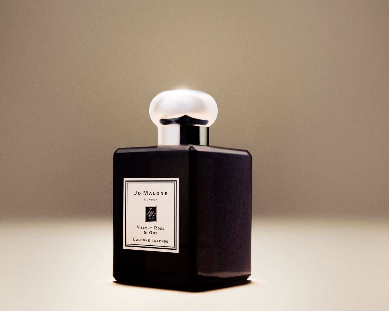 Jo Malone London Velvet Rose & Oud Cologne Intense in einem dunklen, quadratischen Flakon mit silbernem Verschluss.