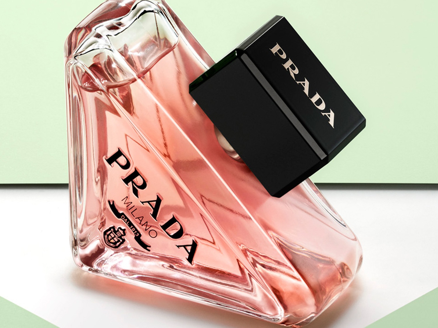 Šis Prada aromatas, supakuotas į skaidrų, kampuotą buteliuką su juodu dangteliu, žada eleganciją ir stilių.