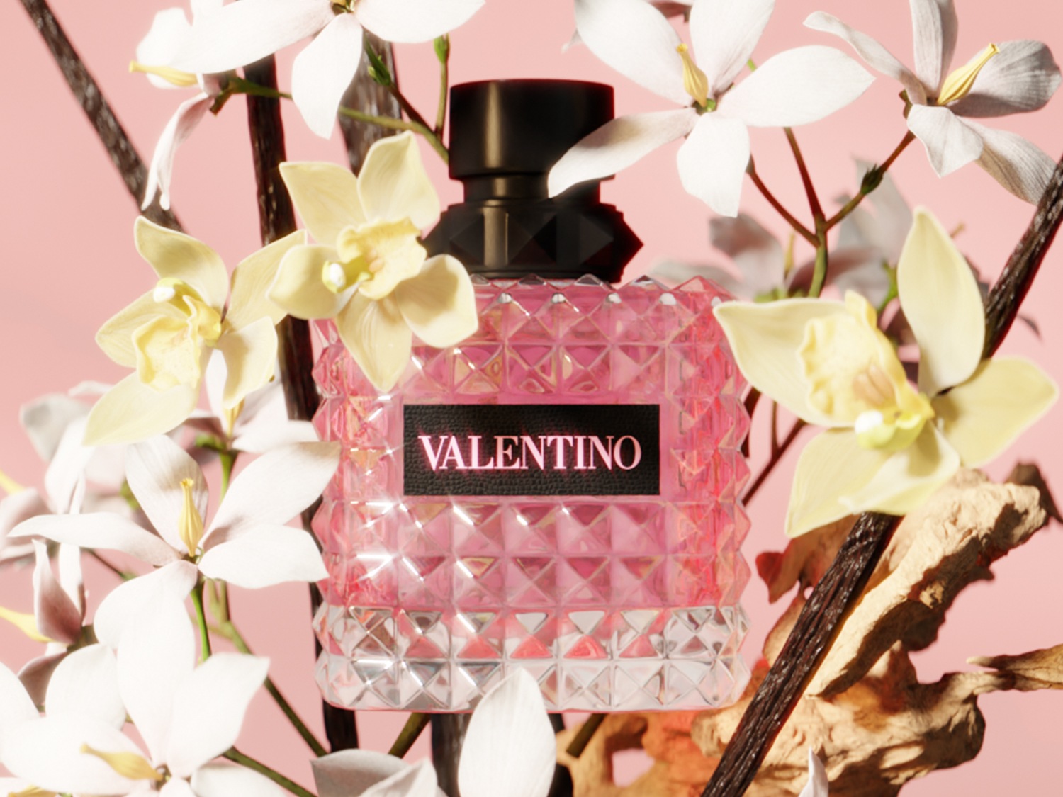 Šis Valentino aromatas, supakuotas į rožinį stiklinį buteliuką su piramidės formos detalėmis ir juodu kamšteliu, apsuptas baltų gėlių ir vanilės stiebelių, sukuria prabangos ir gamtos harmoniją.