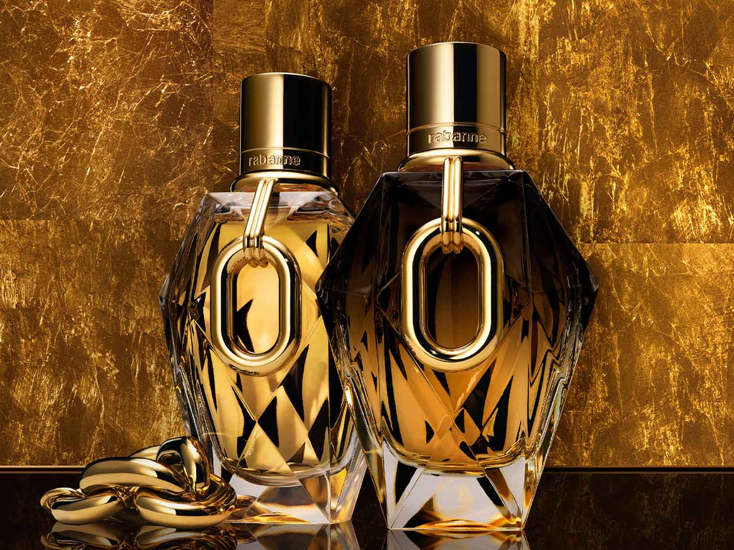 Découvrez le luxe avec ces deux flacons de parfum Rabanne, aux teintes dorées riches et aux détails complexes, évoquant l'élégance et le raffinement.