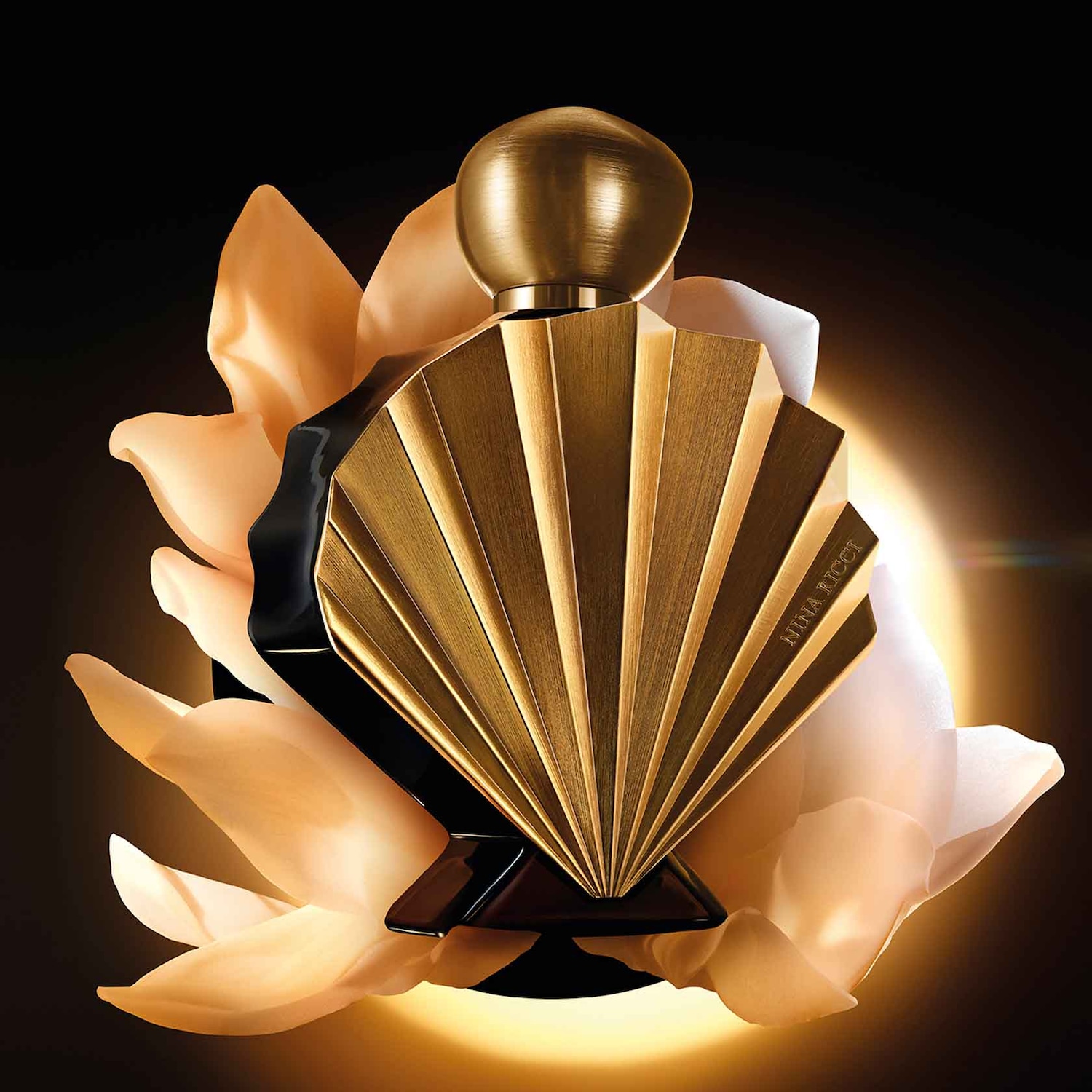 Découvrez le parfum Nina Ricci dans un flacon doré en forme d'éventail, élégamment présenté avec des fleurs délicates.