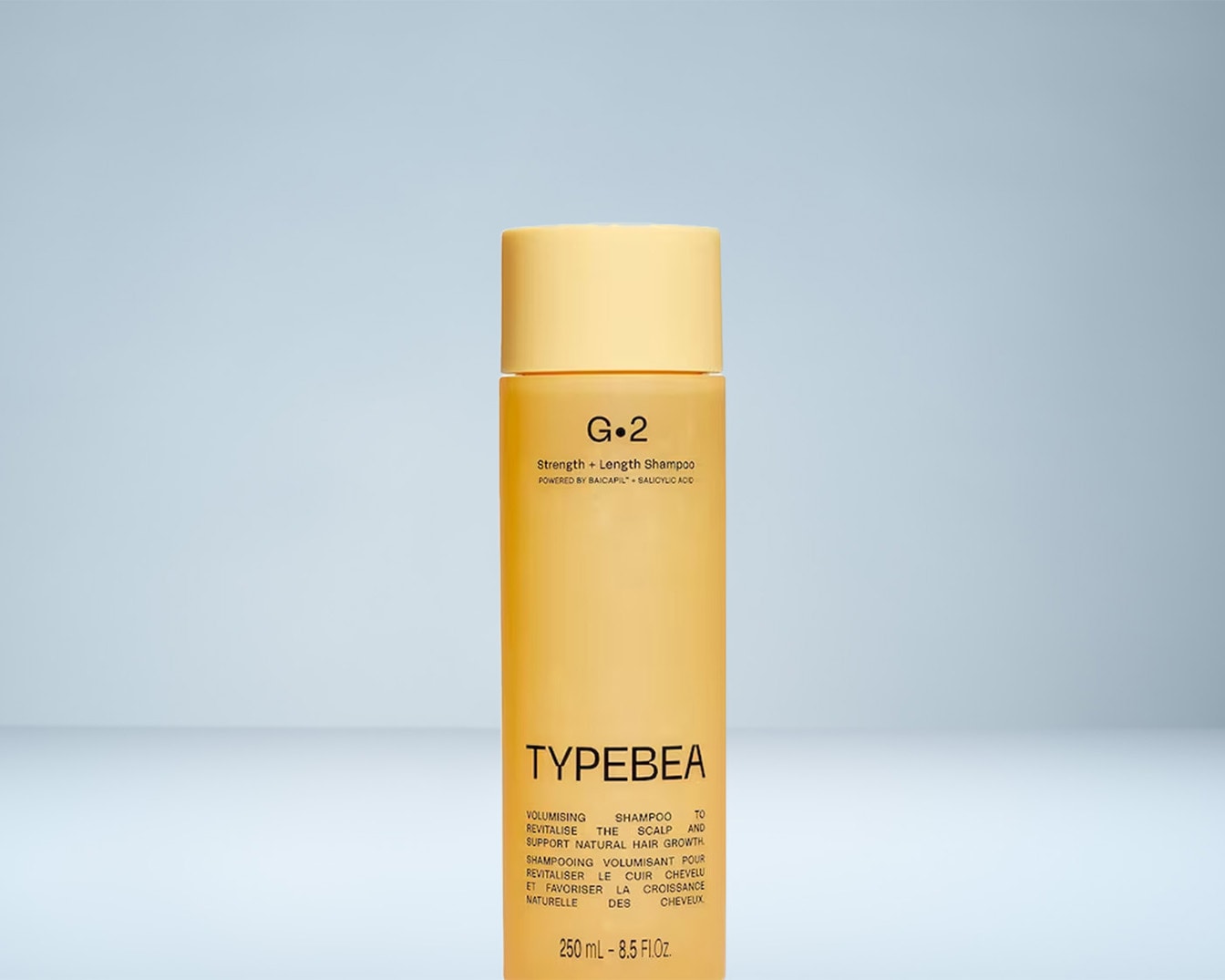 Ecco lo shampoo G.2 Strength + Length di TYPEBEA, potenziato con Baicapil e acido salicilico, in una confezione color crema.