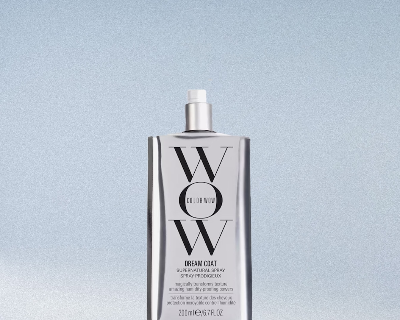 Ecco lo spray prodigioso soprannaturale Dream Coat di Color Wow in una confezione argentata che promette di trasformare magicamente la texture dei capelli e di proteggerli dall'umidità.