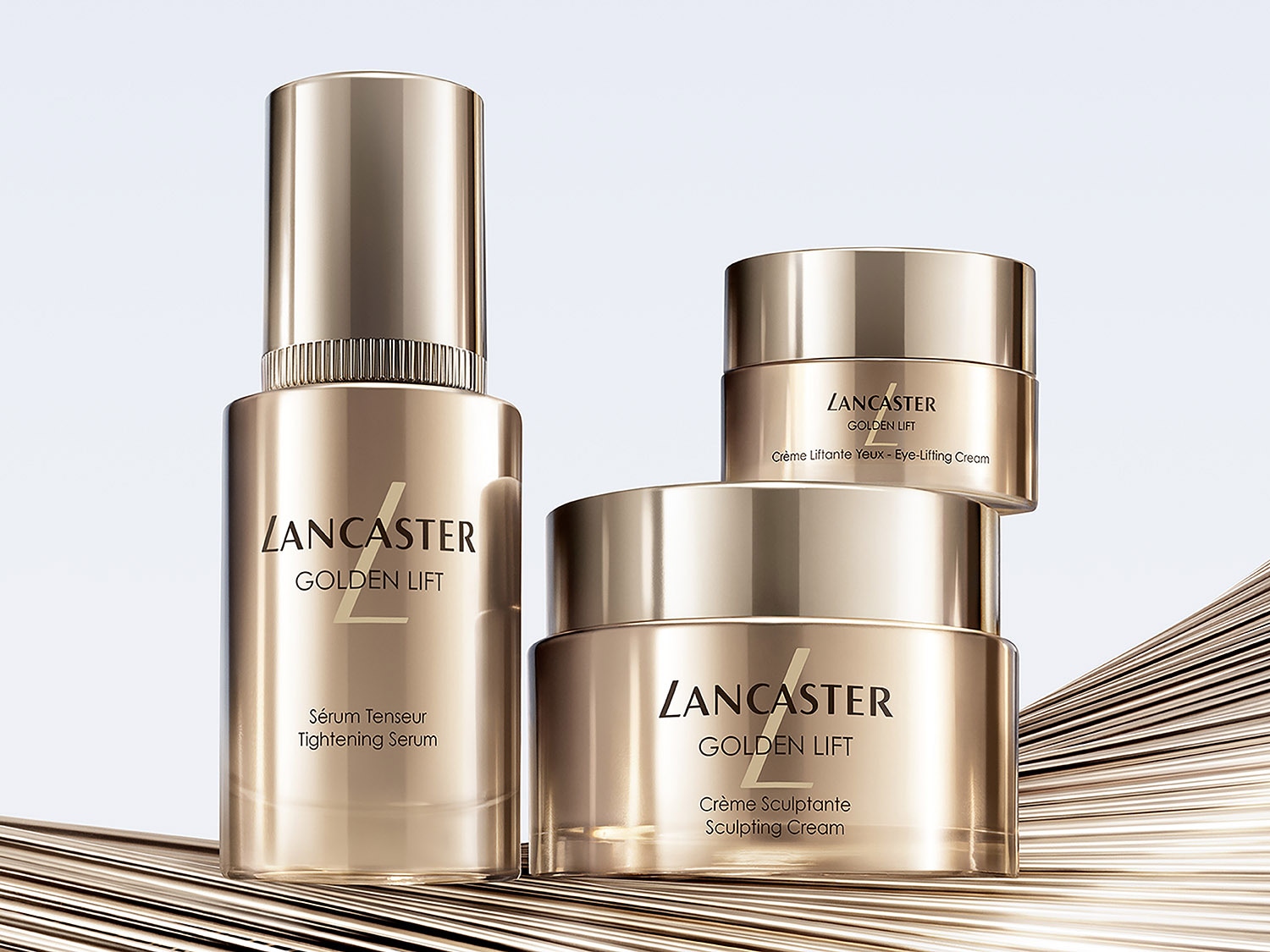 Entdecken Sie Lancaster Golden Lift: Straffendes Serum, Augen-Lifting Creme und Sculpting Creme in edlen Goldtönen für ein luxuriöses Hautpflegeerlebnis.