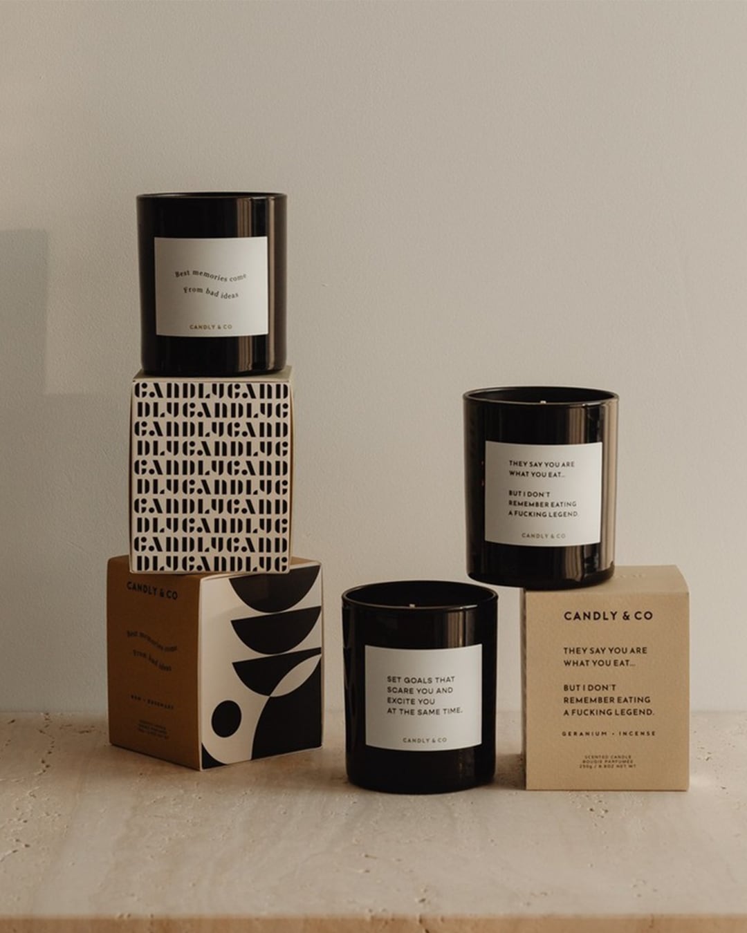 Schwarze Kerzen von CANDLY & CO mit inspirierenden Zitaten und stilvoller Verpackung.