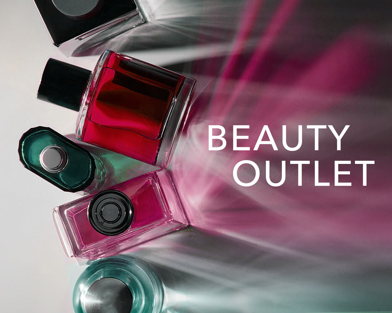 Verschiedenfarbige Parfümflaschen sind auf einem hellen Untergrund mit dem Text "Beauty Outlet" angeordnet.