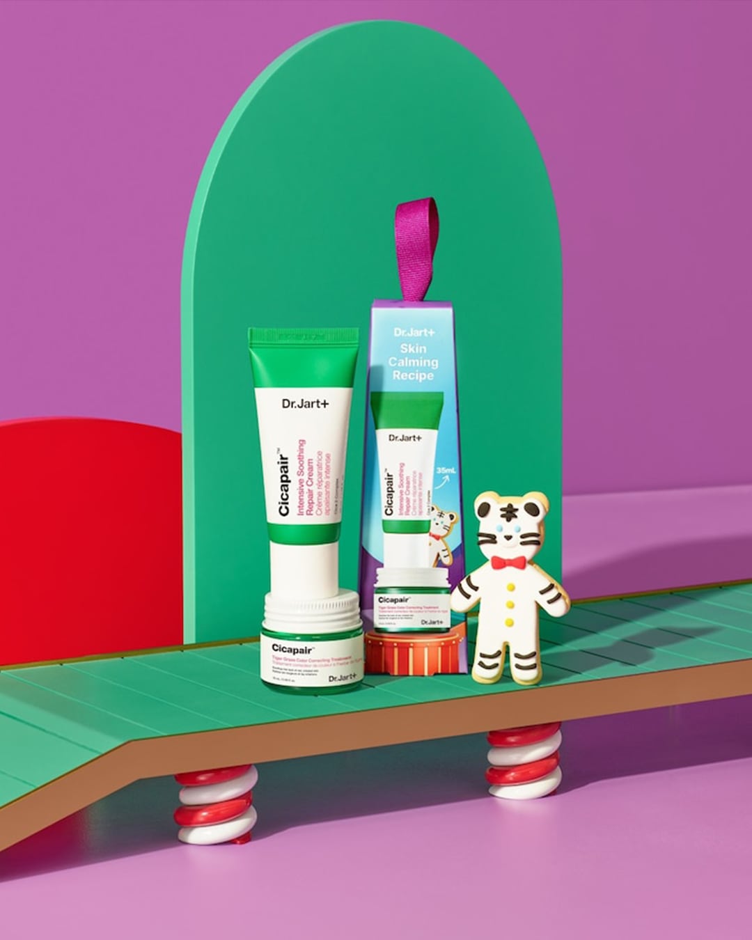 Dr.Jart+ Cicapair Hautberuhigungsrezept mit Intensiv-Beruhigungsreparaturcreme in grüner und weißer Verpackung, die eine sanfte und intensive Feuchtigkeitspflege verspricht.