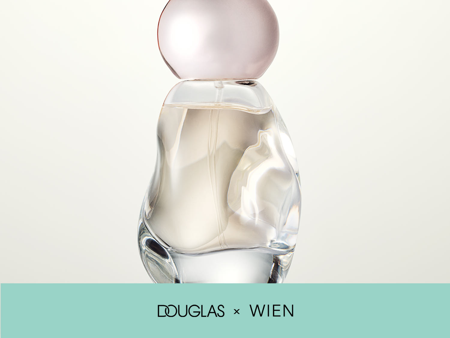 Das Douglas x Wien Eau de Parfum präsentiert sich in einem klaren Glasflakon mit einem zartrosa, kugelförmigen Verschluss, der Eleganz und Stil vereint.
