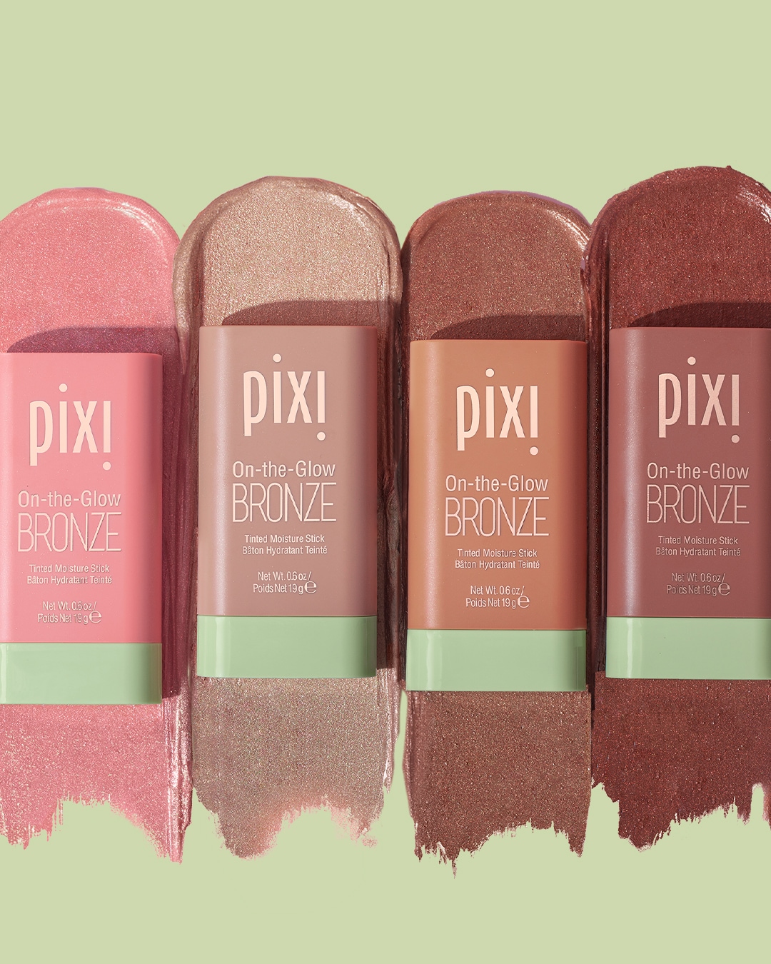 Cztery odcienie Pixi On-the-Glow Bronze w sztyfcie, od różowego po brązowy, obok każdego z nich rozmazany ślad koloru.