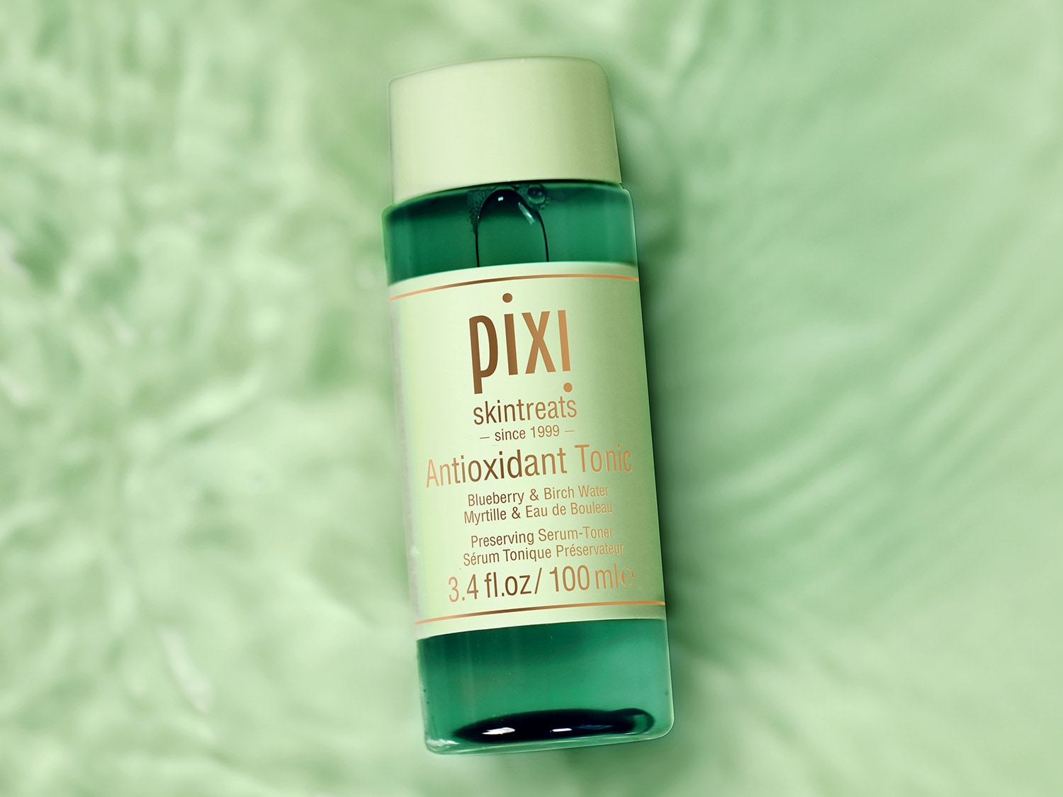 Butelka toniku do twarzy Pixi Skintreats Antioxidant Tonic o pojemności 100 ml ma zielono-białe opakowanie z napisem "Antioxidant Tonic" i zawiera wyciąg z borówki i brzozy.