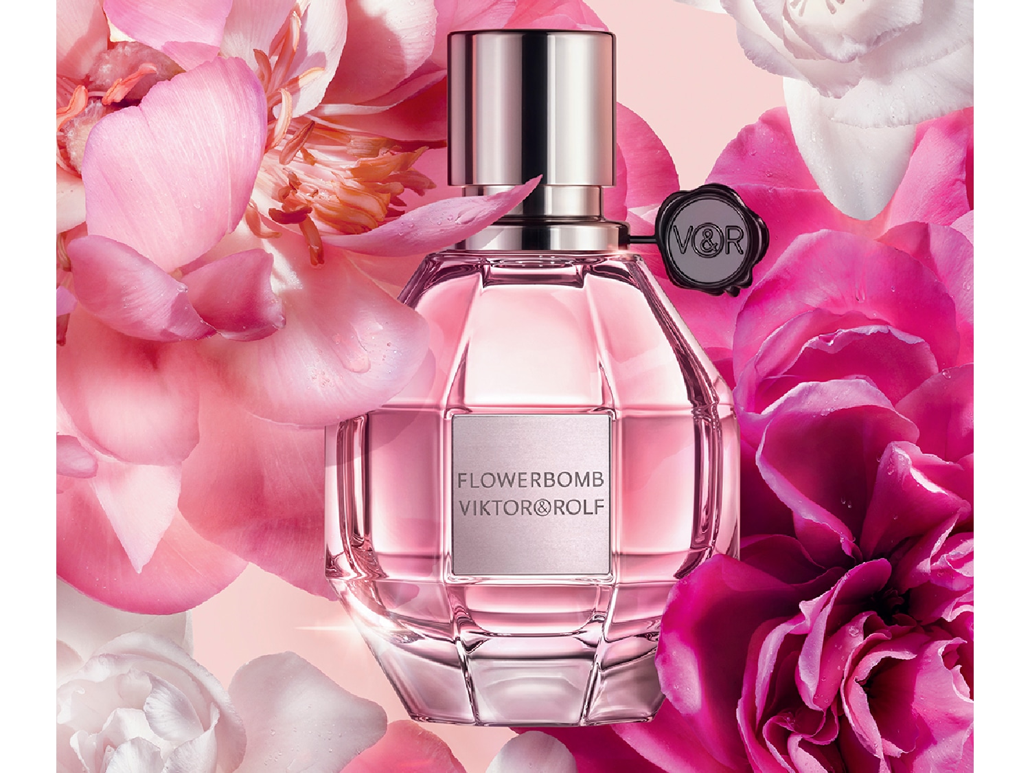 Le parfum Azzaro Wanted est présenté dans un flacon en verre transparent rempli d'un liquide jaune, avec un bouchon argenté et des décorations de citron et de cardamome.