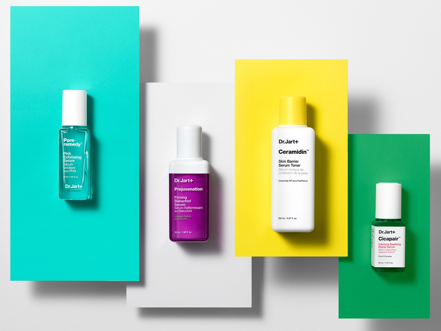 Découvrez le sérum exfoliant PHA Pore Remedy de Dr.Jart+ dans son flacon bleu clair, conçu pour une peau plus lisse et éclatante.