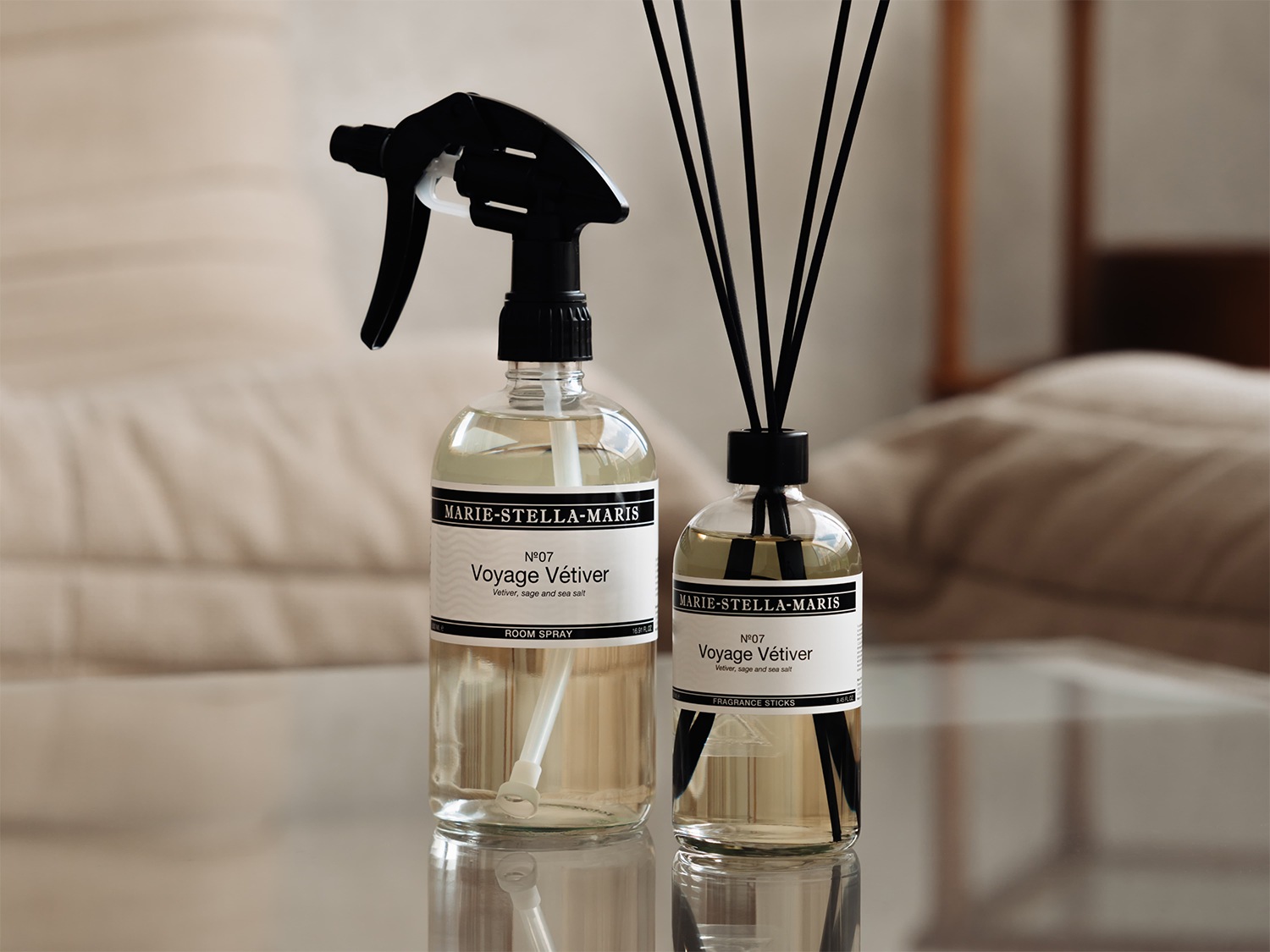 Vaporisateur d'ambiance et diffuseur à bâtonnets Marie-Stella-Maris N°07 Voyage Vétiver, infusés de vétiver, de sauge et de sel marin, pour un parfum d'intérieur frais et naturel.