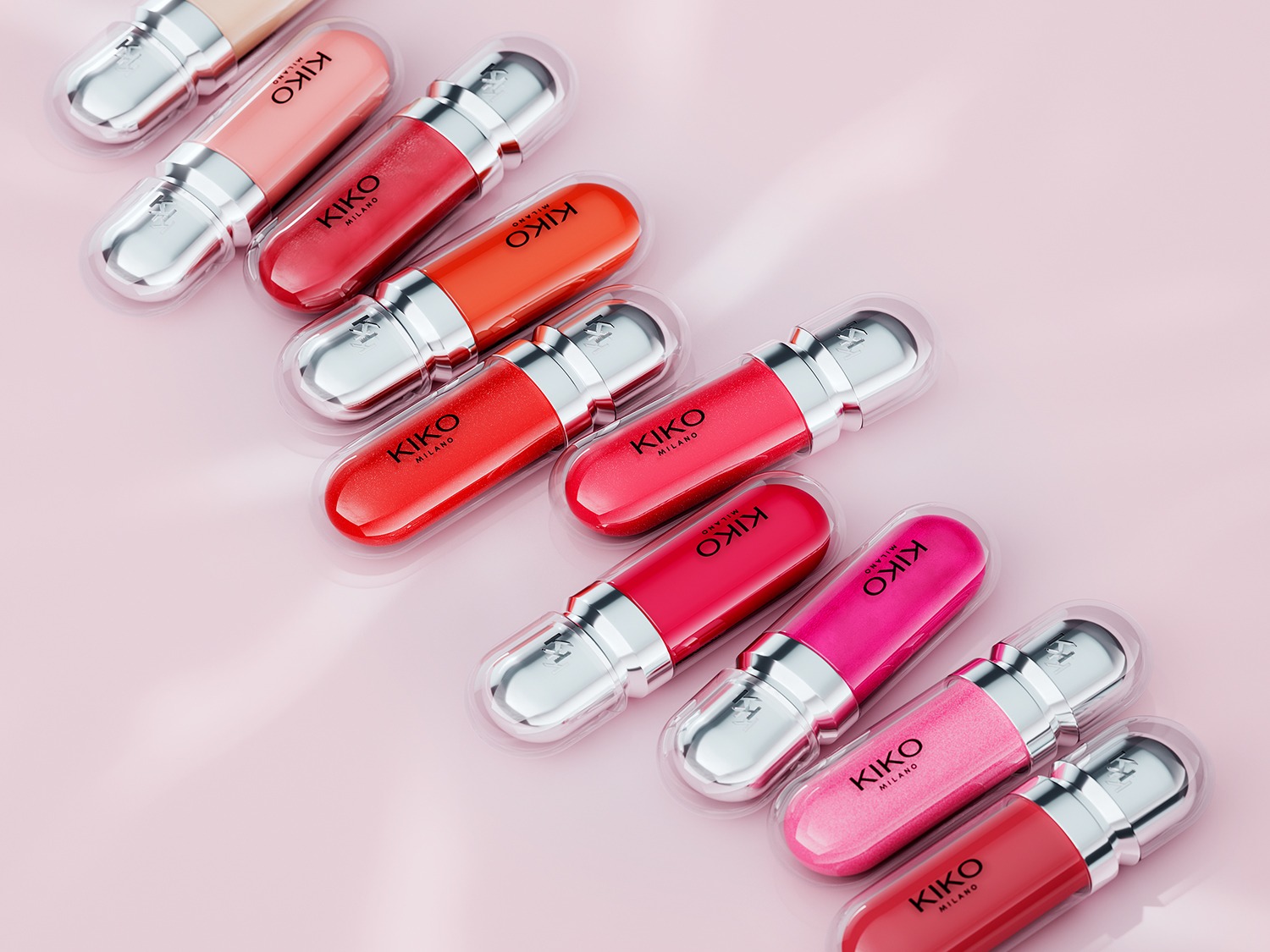 Découvrez la gamme de brillants à lèvres KIKO Milano, présentés dans des tubes élégants aux teintes variées allant du nude au rouge vif, parfaits pour toutes les occasions.