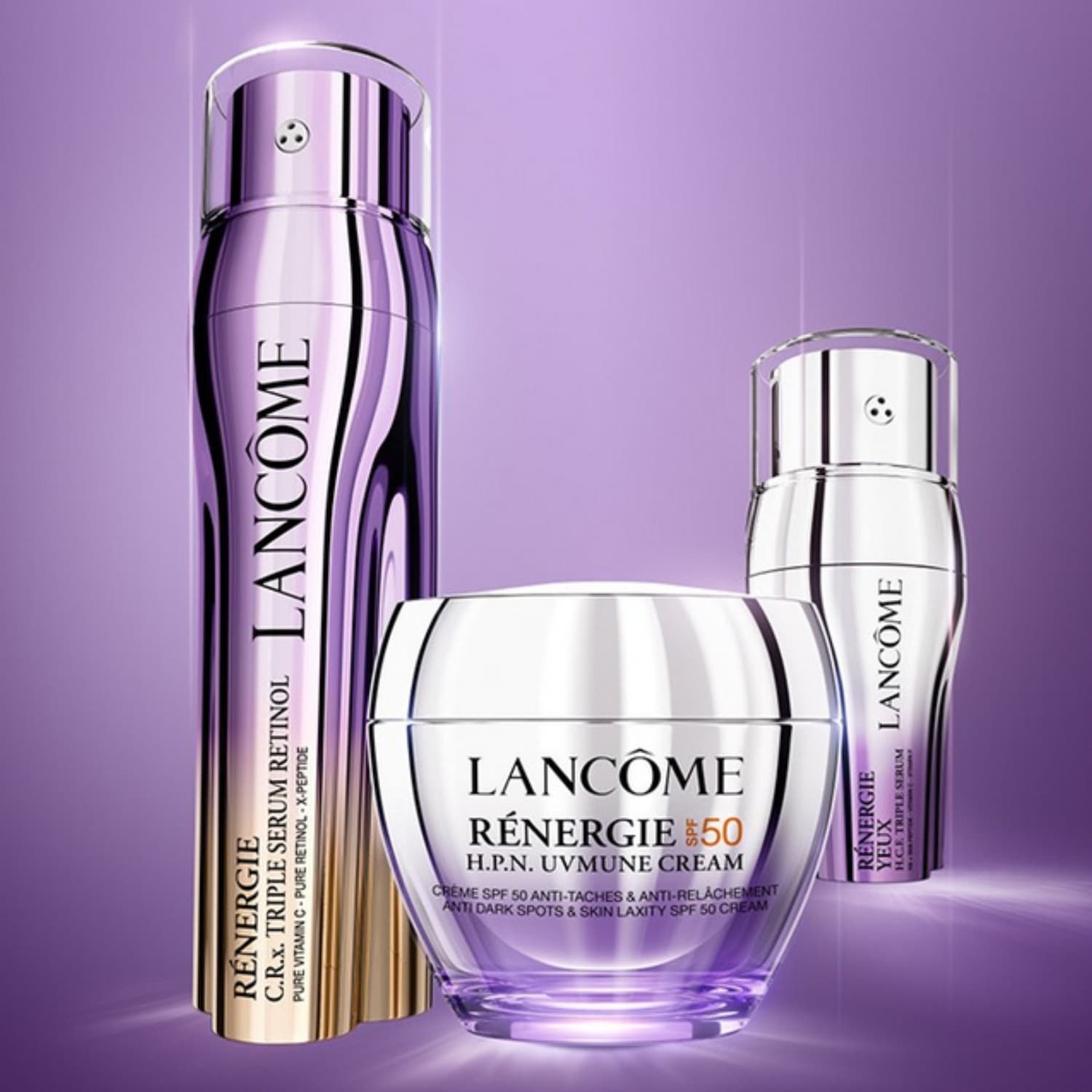 A Lancôme Rénergie termékcsaládja lila és ezüst csomagolásban, amely C-vitamint, retinolt és X-peptidet tartalmaz a bőrfiatalításért.