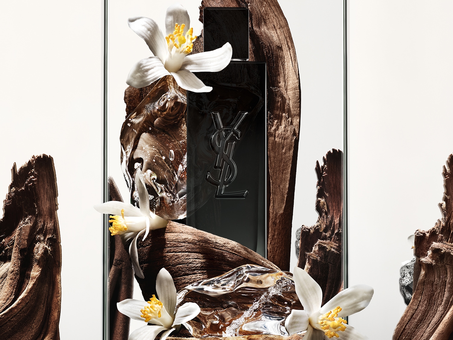 Schwarzer YSL-Duft mit Holz und weißen Blüten, die eine elegante und natürliche Komposition ergeben.