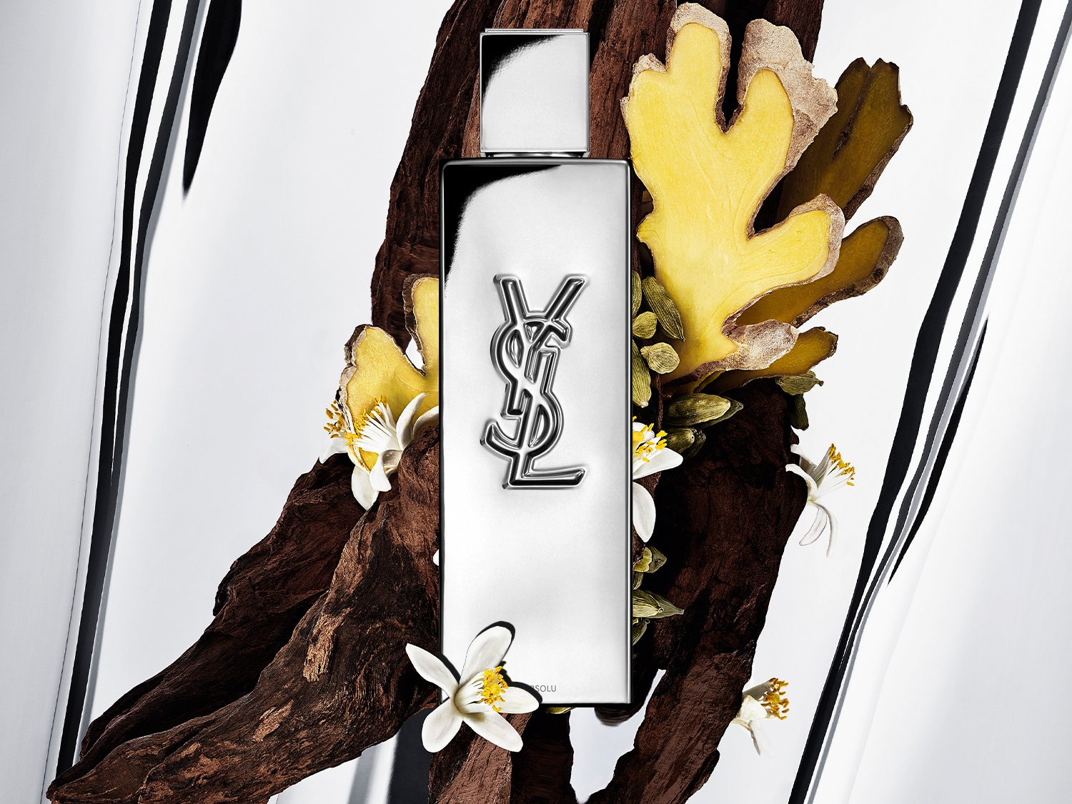 Silberner YSL-Duft mit Holz, Ingwer und weißen Blüten, die ein frisches und natürliches Aroma versprechen.