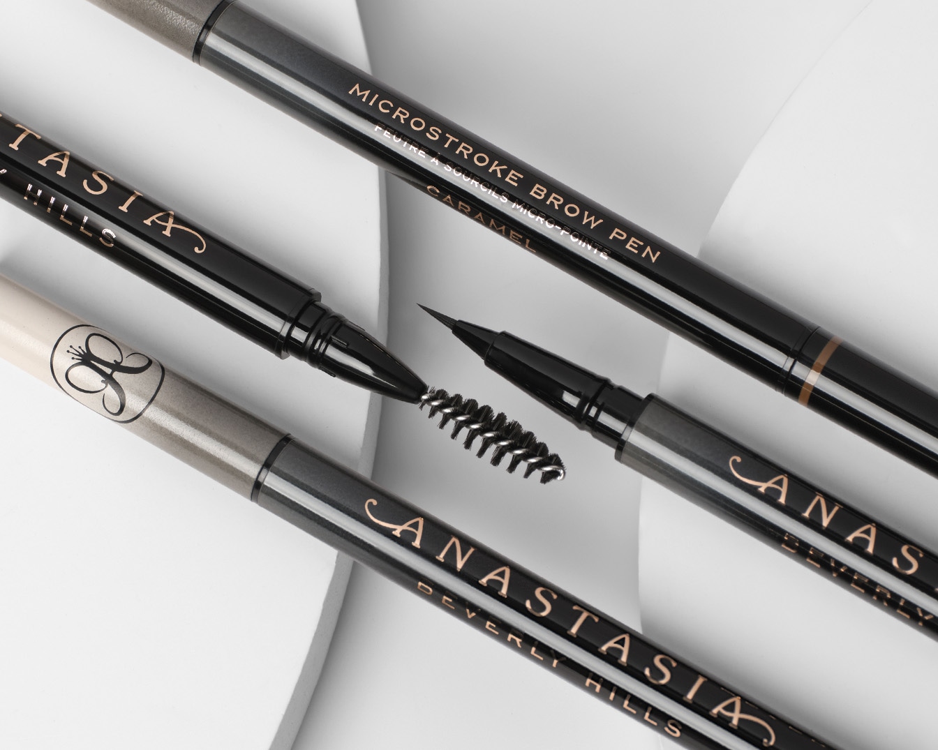 Nahaufnahme von Anastasia Beverly Hills Augenbrauenstiften mit dem Namen Microstroke Brow Pen