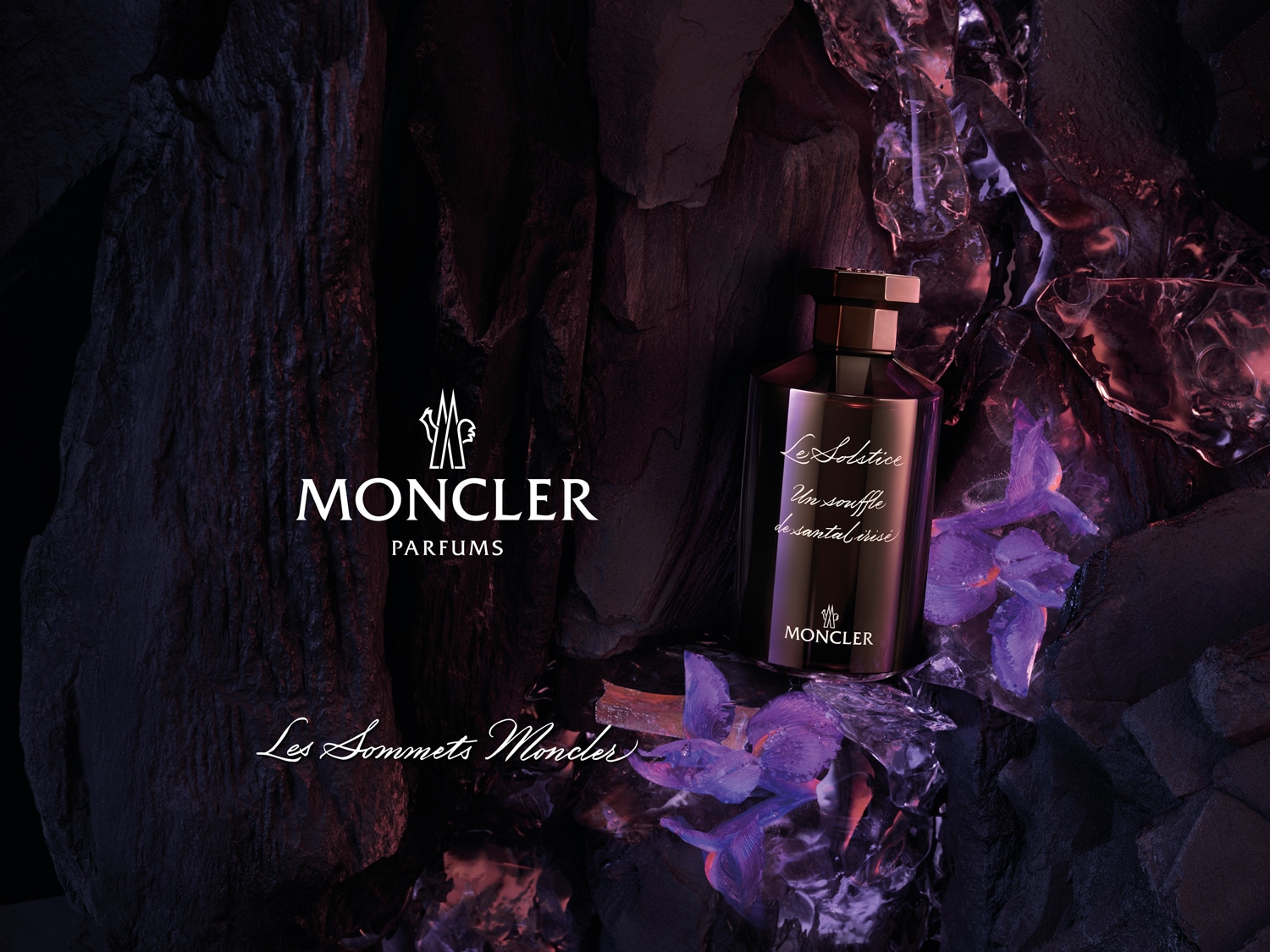 Entdecke Moncler Parfums: Le Solstice, ein Duft von Sandelholz und Kirsche, eingebettet zwischen lila Blüten und eisigen Kristallen, umgeben von dunklen Felsen.