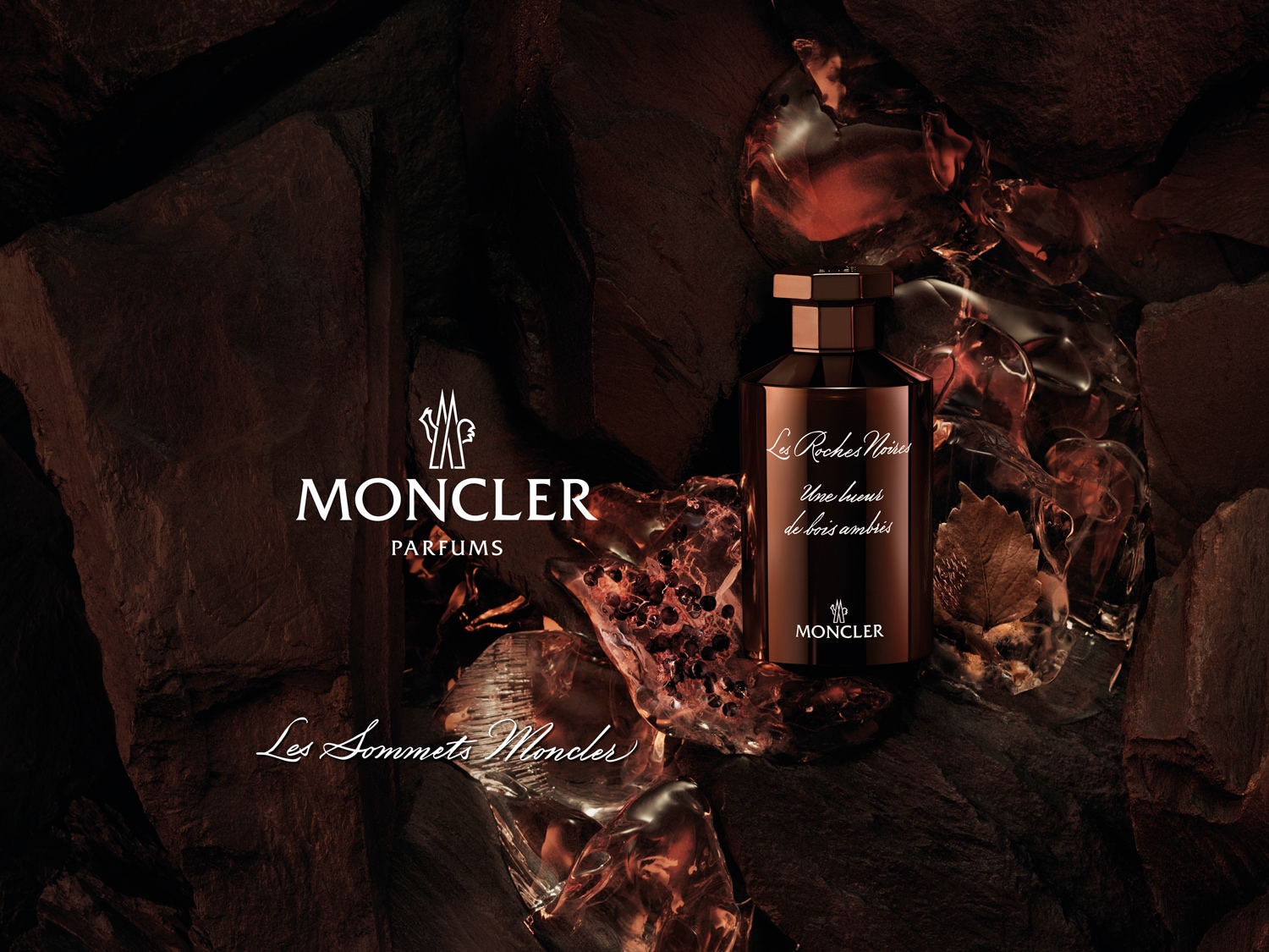 Braune Flasche Moncler Parfums Les Roches Noires, ein holzig-amberartiger Duft, inmitten von dunklen Steinen und Eis.
