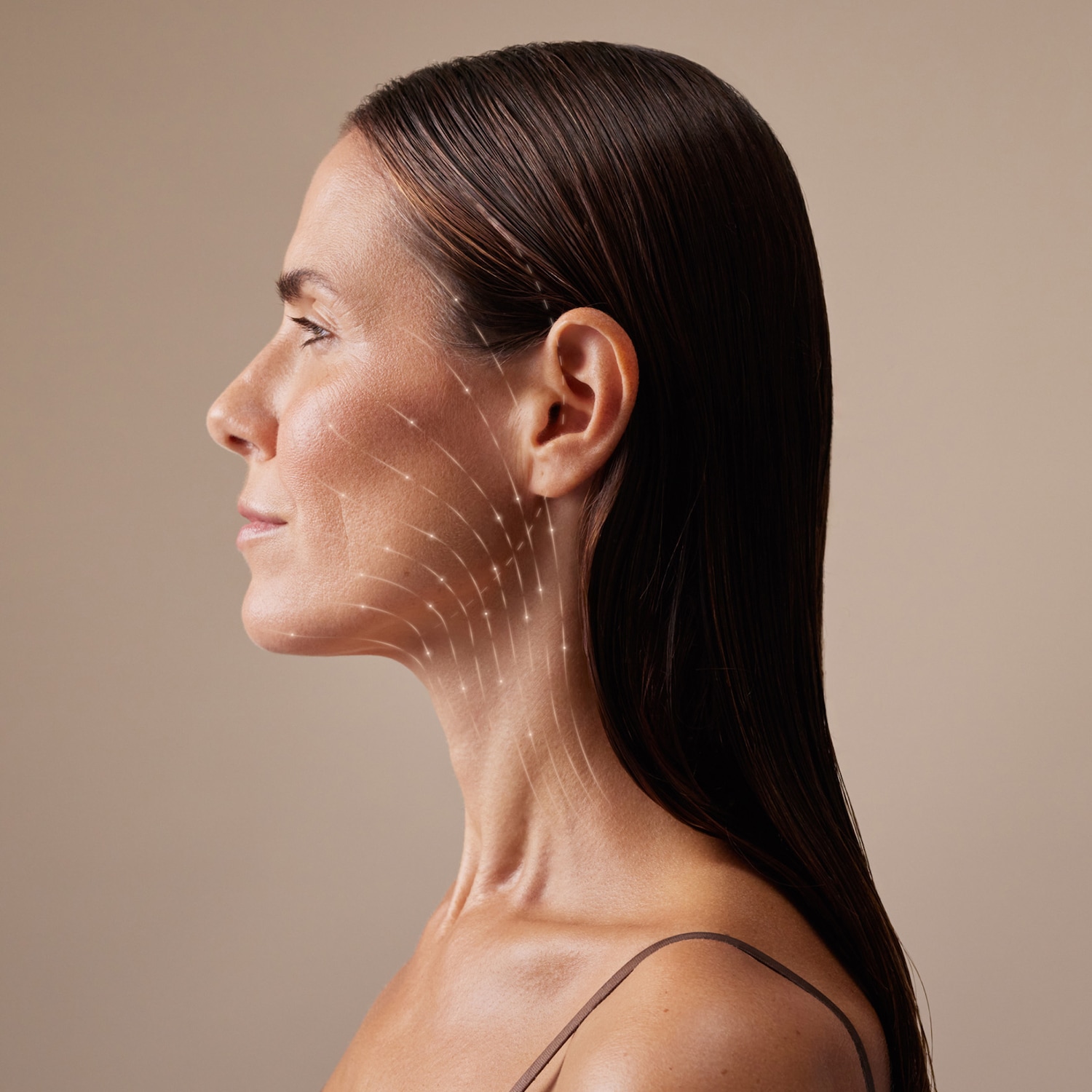 Profil einer Frau mit glattem, dunklem Haar und strahlenden Linien, die auf Hautstraffung hinweisen.