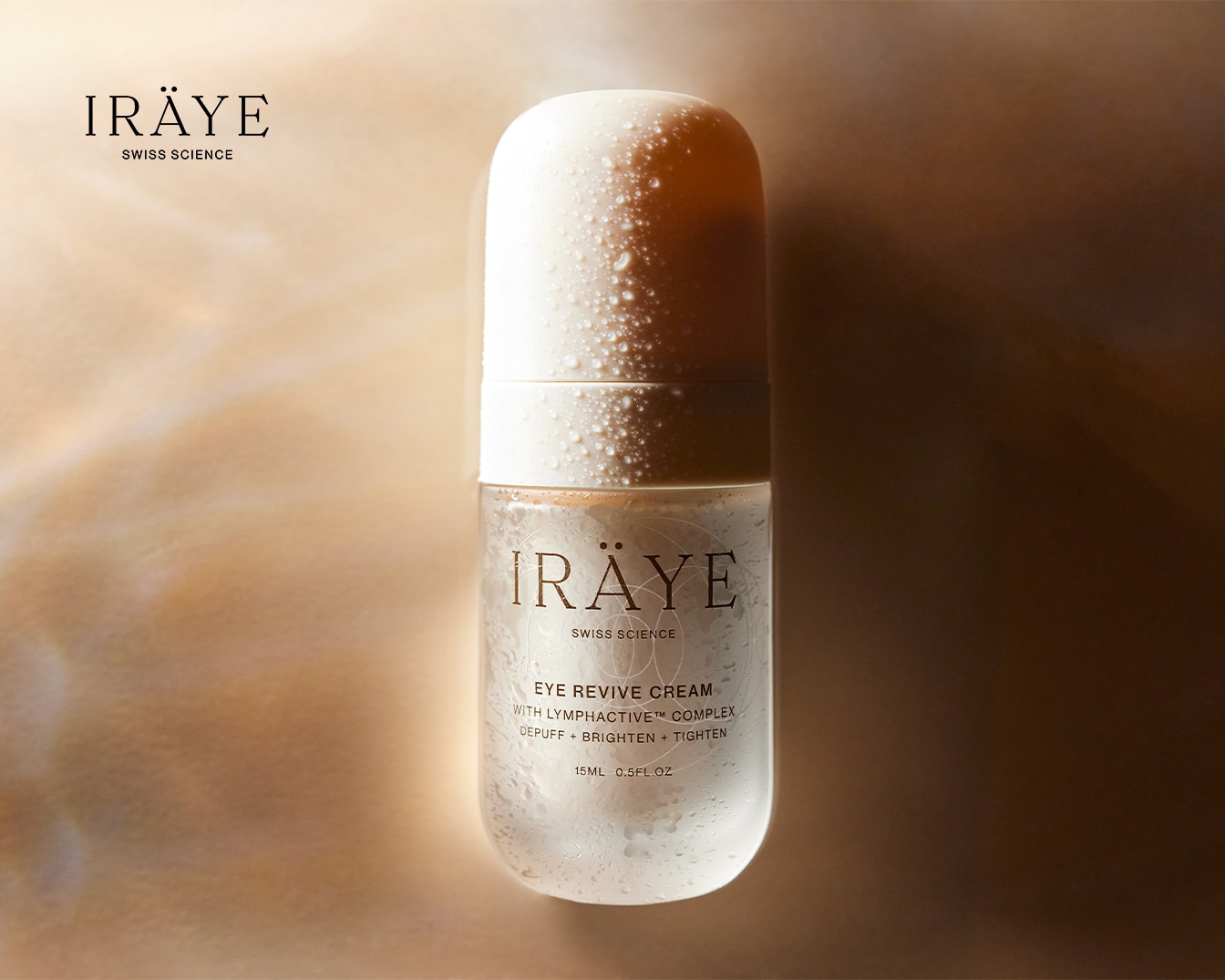 Nahaufname der IRÄYE Eye Revive Cream in einer durchsichtigen 15-ml-Flasche mit beigem Deckel.