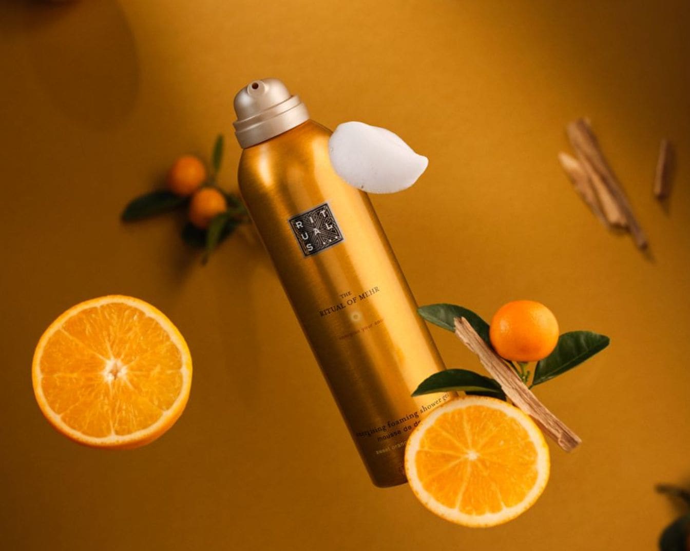 A Ritual of Mehr energizáló habzó tusfürdő narancssárga és arany színben, narancs és fahéj illattal.