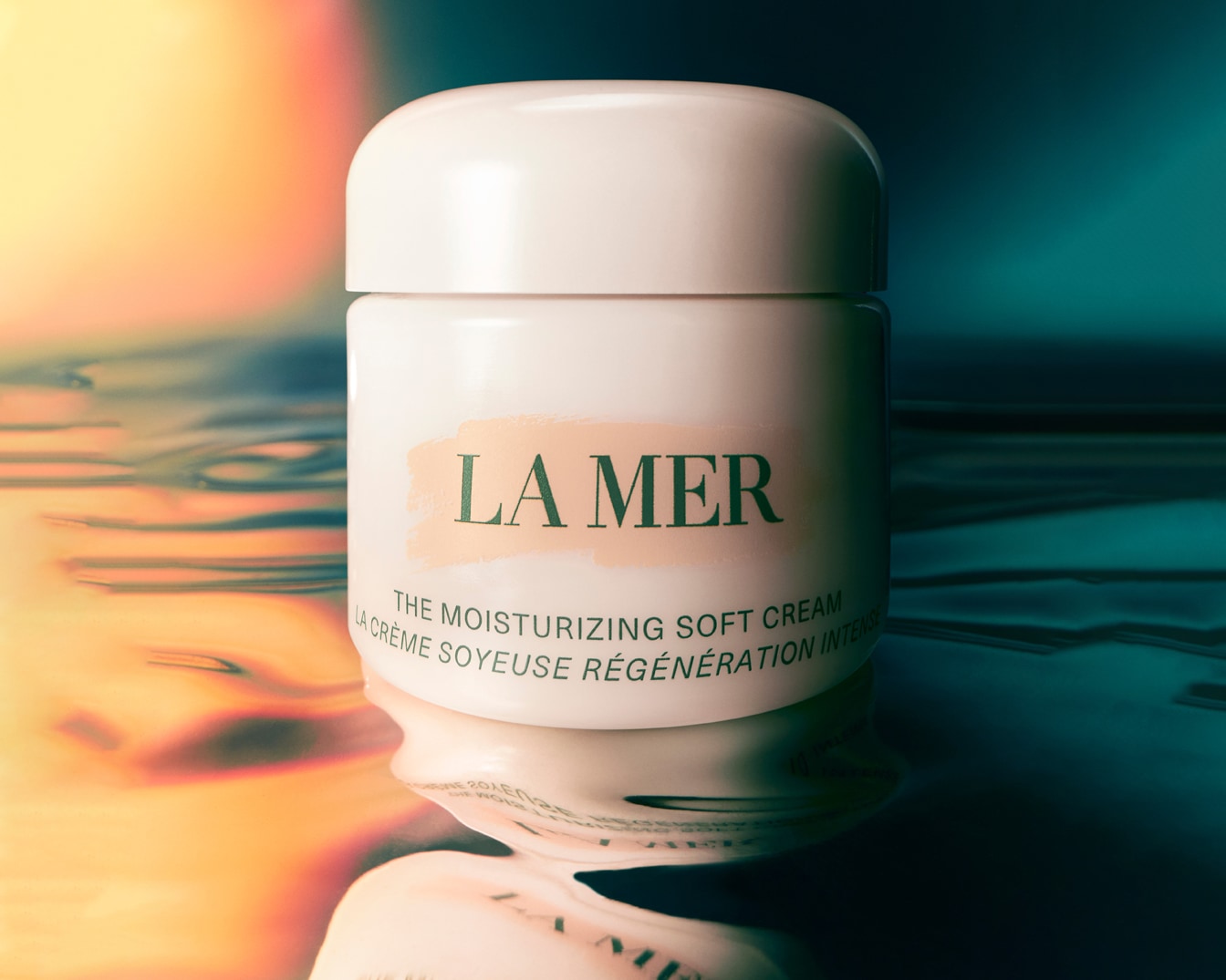 De La Mer The Moisturizing Soft Cream pot heeft een witte verpakking met de tekst 'LA MER THE MOISTURIZING SOFT CREAM LA CRÈME SOYEUSE RÉGÉNÉRATION INTENSE'.
