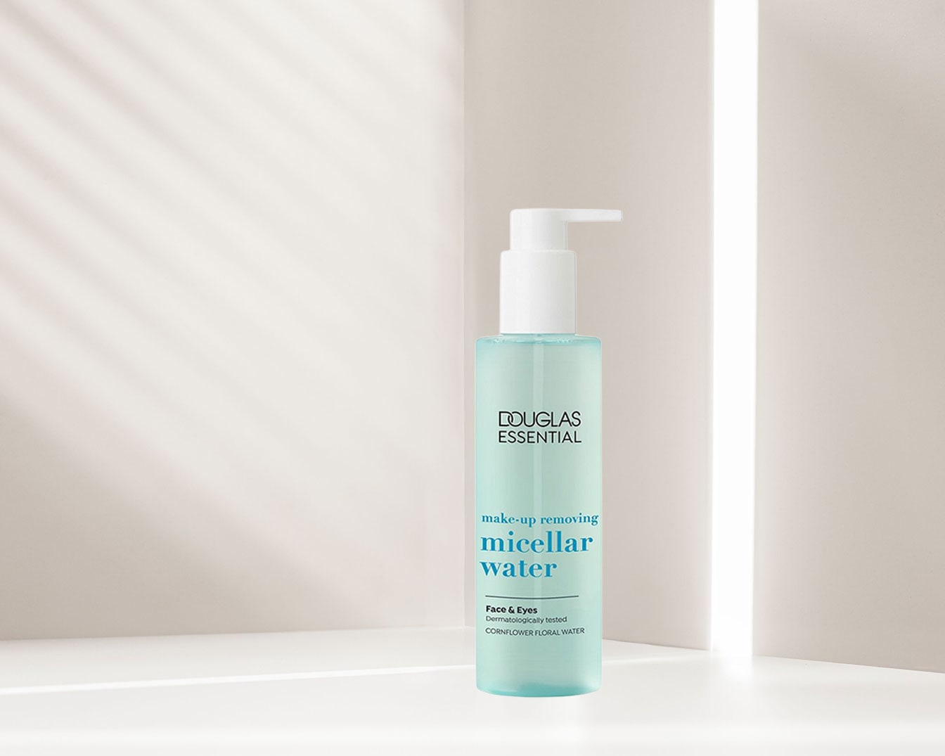 Das La Roche-Posay Mizellen Reinigungswasser Ultra im durchsichtigen Plastikflakon mit blauem Etikett sorgt für eine sanfte Reinigung und Make-up-Entfernung.