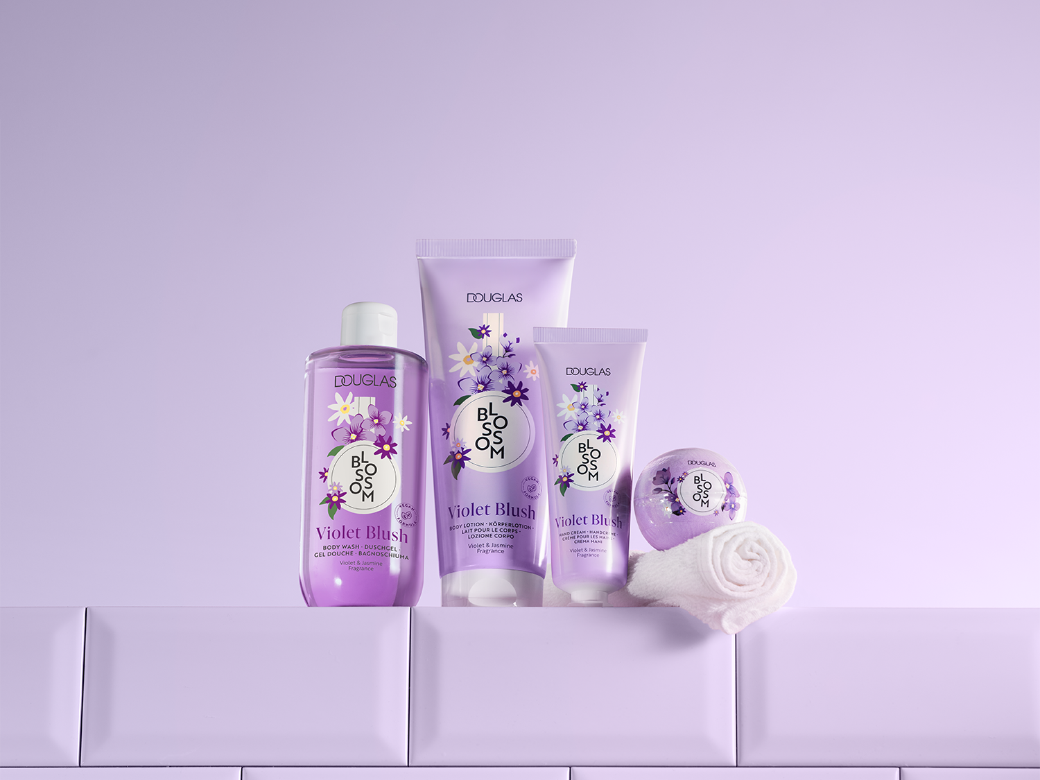 Paarse Douglas Blossom Violet Blush collectie, inclusief body wash, bodylotion, handcrème en bruisbal, allemaal met een violet- en jasmijngeur.