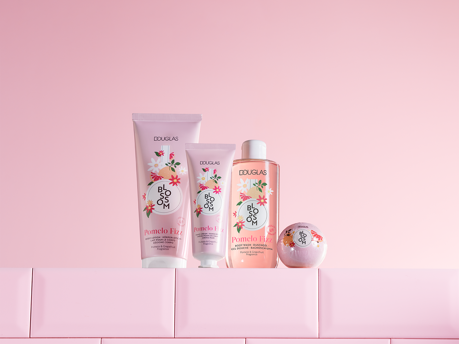 Roze Douglas Blossom Pomelo Fizz collectie, inclusief bodylotion, handcrème, douchegel en een bruisbal, allemaal met een verfrissende pomelo- en grapefruitgeur.