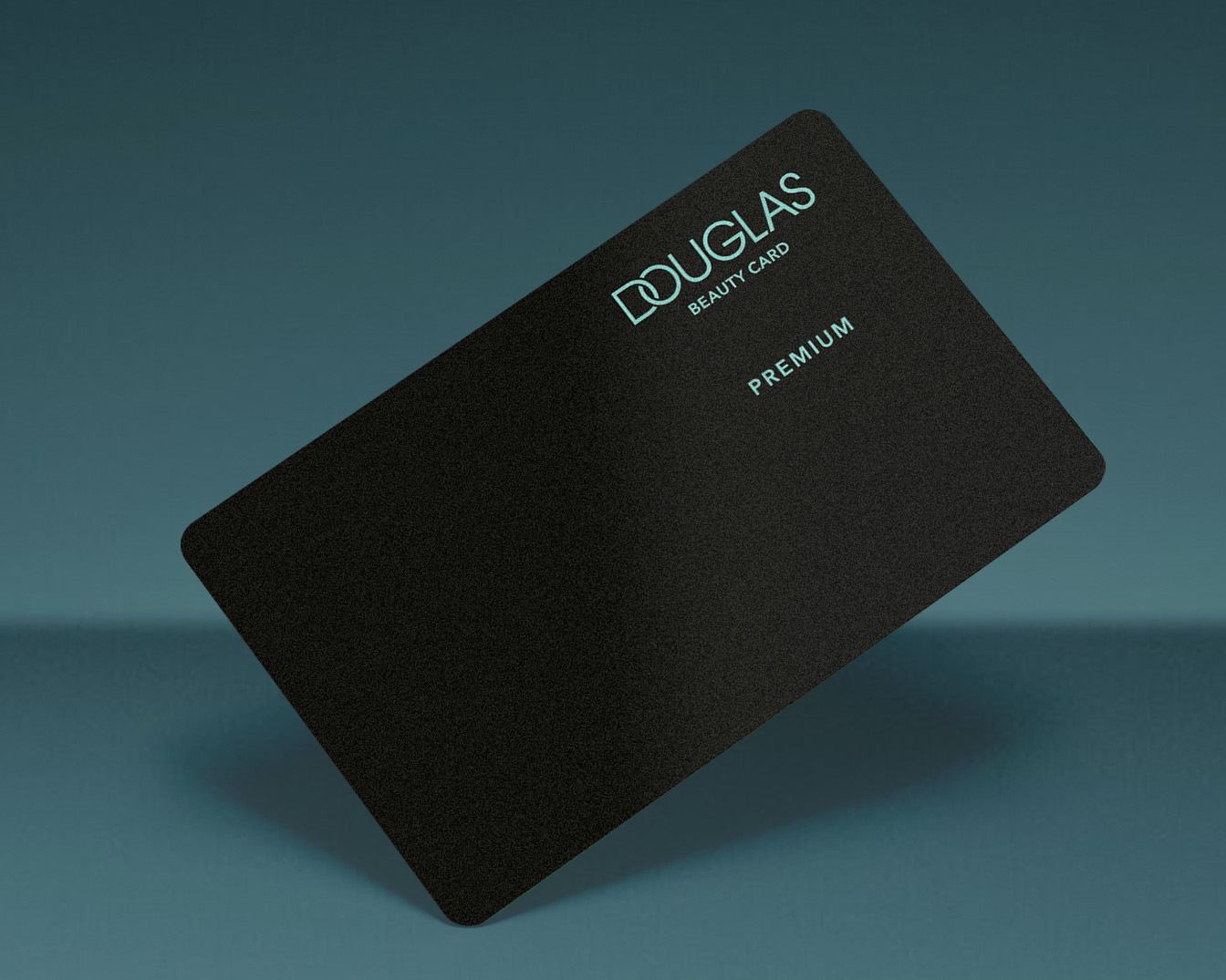 Nahaufnahme einer schwarzen Douglas Premium Beauty Card mit hellblauer Schrift auf blauem Hintergrund.