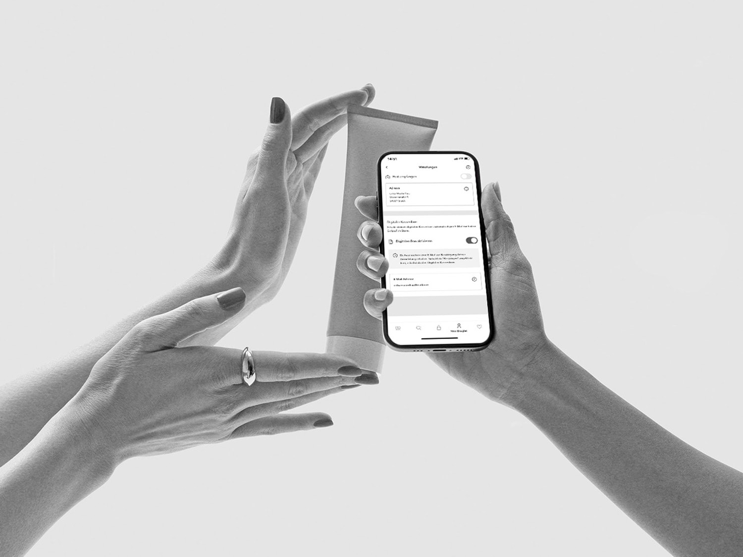 Een hand houdt een smartphone vast met een app-interface, terwijl een andere hand een tube huidverzorgingsproduct vasthoudt.